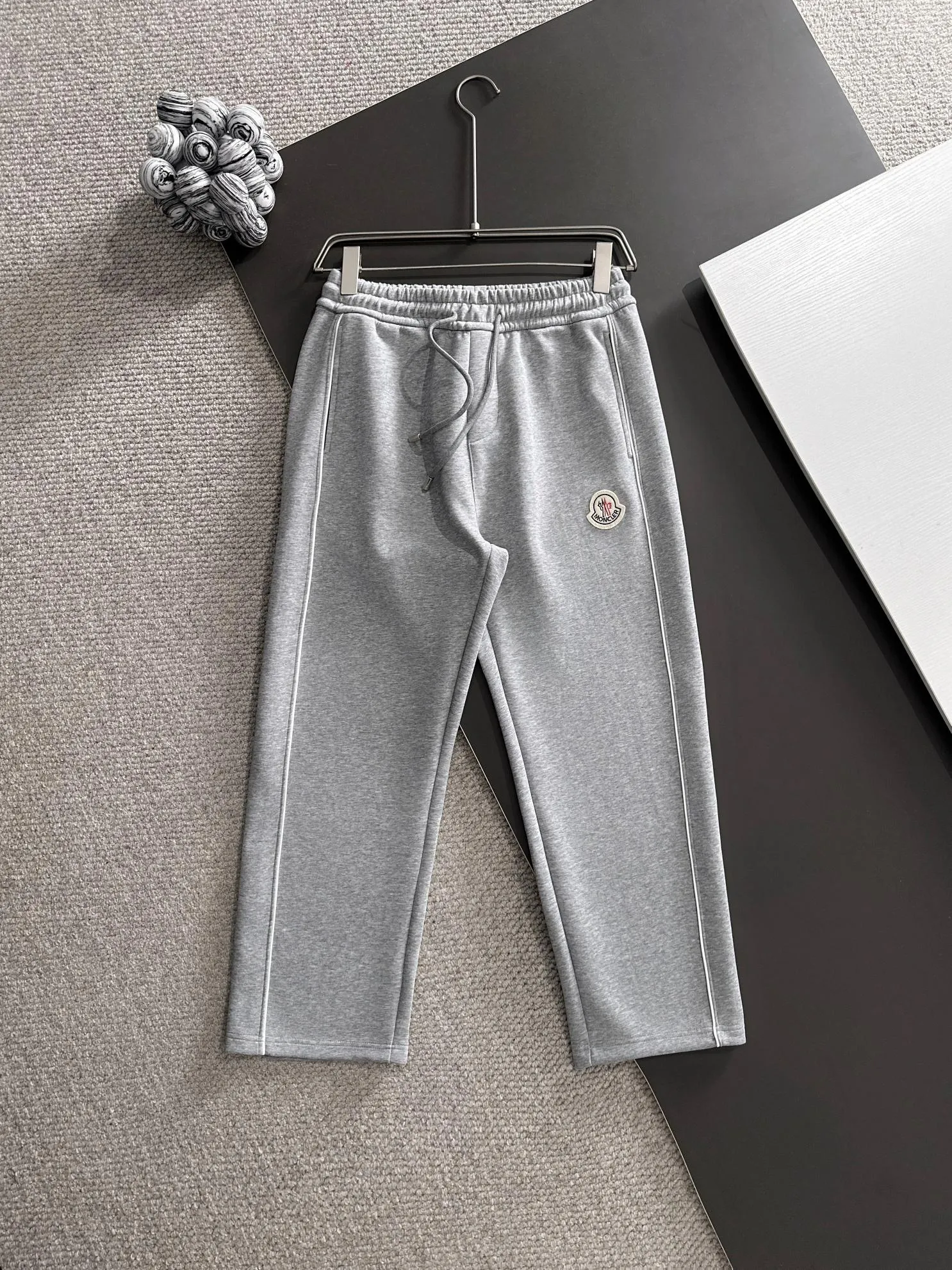 P310 MONCLER* (exclusive quality in the market) hot style 2꯭0꯭2꯭5 new autumn pants, original ⌚️ high version, masked. The fabric is made of 380g high-density double-sided Chinese custom fabric. It does not deform, does not shrink, and has a three-dimensional drape. Introduction to the process: the front and back panels are made of Behringer stacked show thousands of needle embroidery, chicken edges + wool labels, custom hardware accessories, color: gray SIZE：M-XXXL