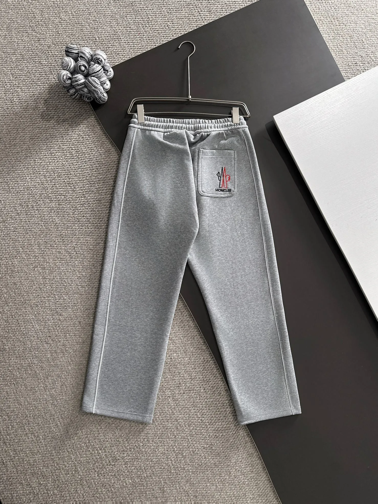 P310 MONCLER* (exclusive quality in the market) hot style 2꯭0꯭2꯭5 new autumn pants, original ⌚️ high version, masked. The fabric is made of 380g high-density double-sided Chinese custom fabric. It does not deform, does not shrink, and has a three-dimensional drape. Introduction to the process: the front and back panels are made of Behringer stacked show thousands of needle embroidery, chicken edges + wool labels, custom hardware accessories, color: gray SIZE：M-XXXL