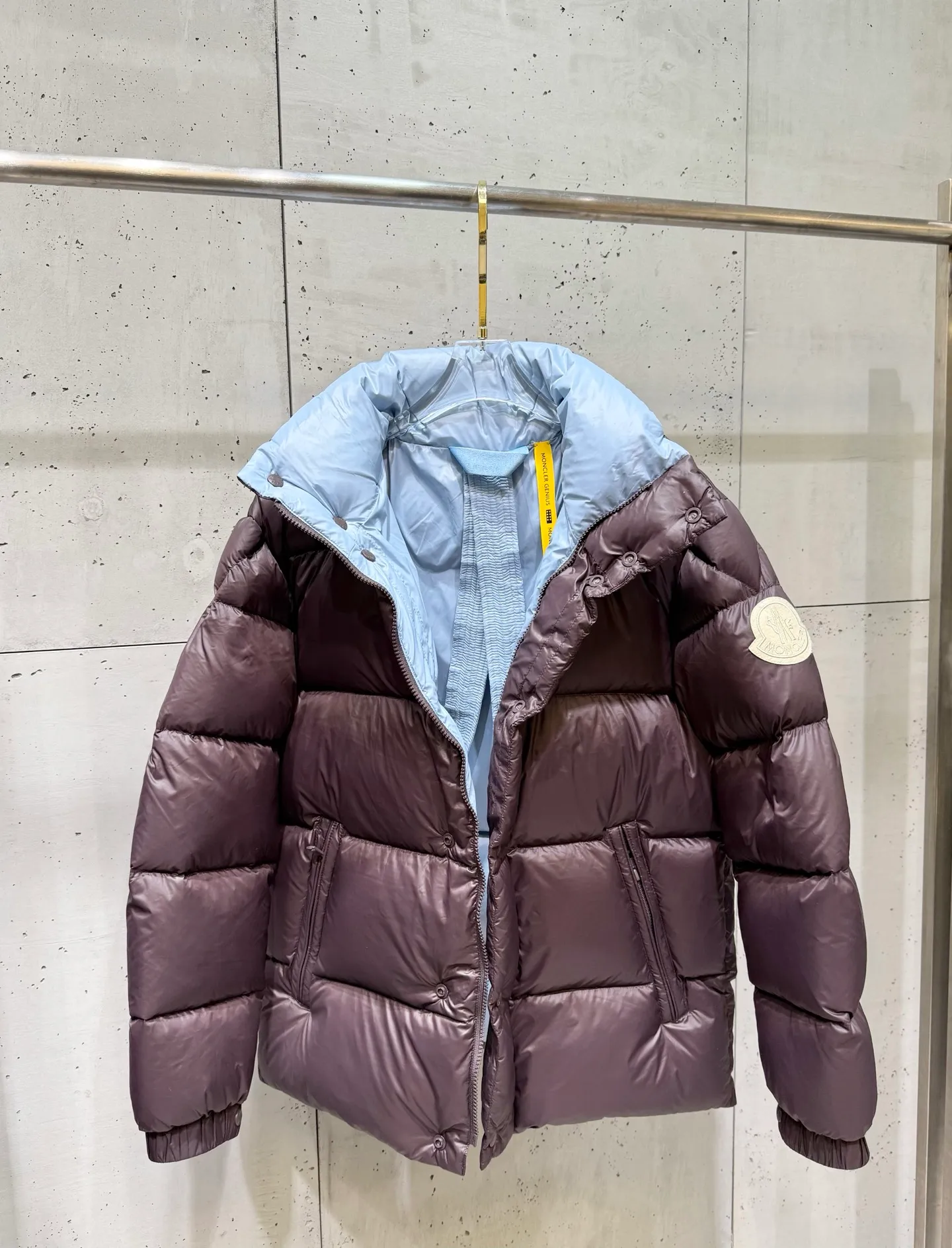 P860 Moncler down jacket 2025 latest fashion designer down jacket. Every detail shows high-end craftsmanship. The design changes of structural tailoring show men's diverse image changes. It is slim and neat, and tailored to meet the current popular multi-layered wear. Versatile style for life. Code number: 12345.