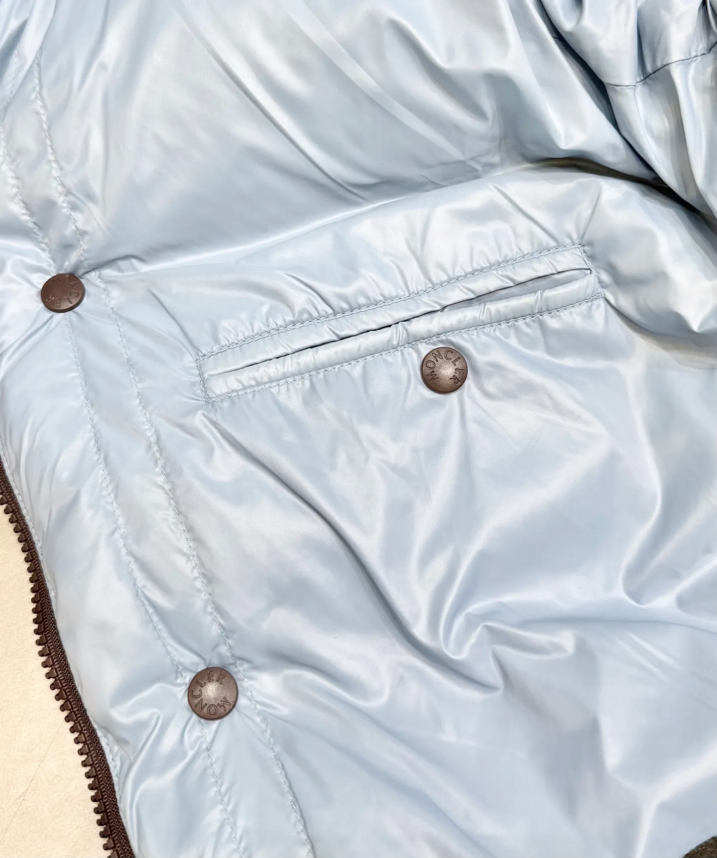 P860 Moncler down jacket 2025 latest fashion designer down jacket. Every detail shows high-end craftsmanship. The design changes of structural tailoring show men's diverse image changes. It is slim and neat, and tailored to meet the current popular multi-layered wear. Versatile style for life. Code number: 12345.