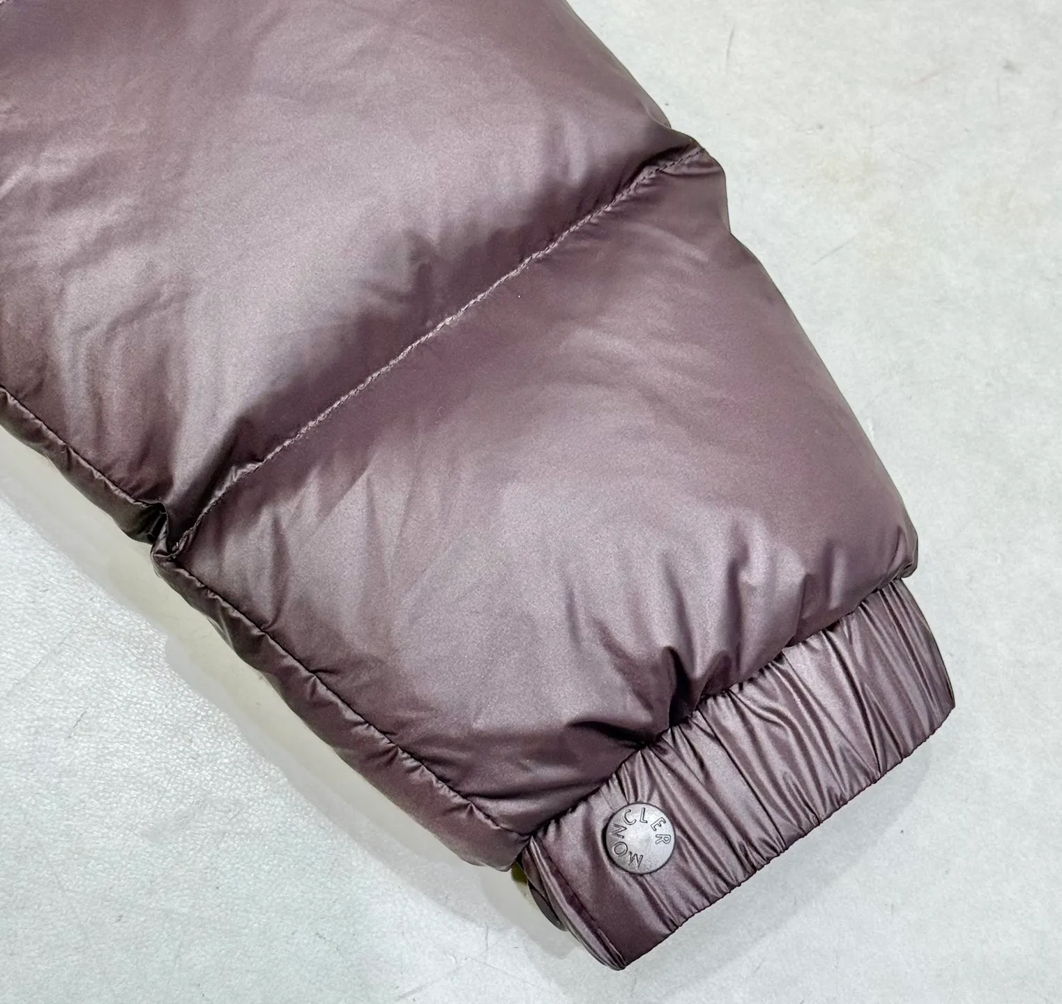P860 Moncler down jacket 2025 latest fashion designer down jacket. Every detail shows high-end craftsmanship. The design changes of structural tailoring show men's diverse image changes. It is slim and neat, and tailored to meet the current popular multi-layered wear. Versatile style for life. Code number: 12345.