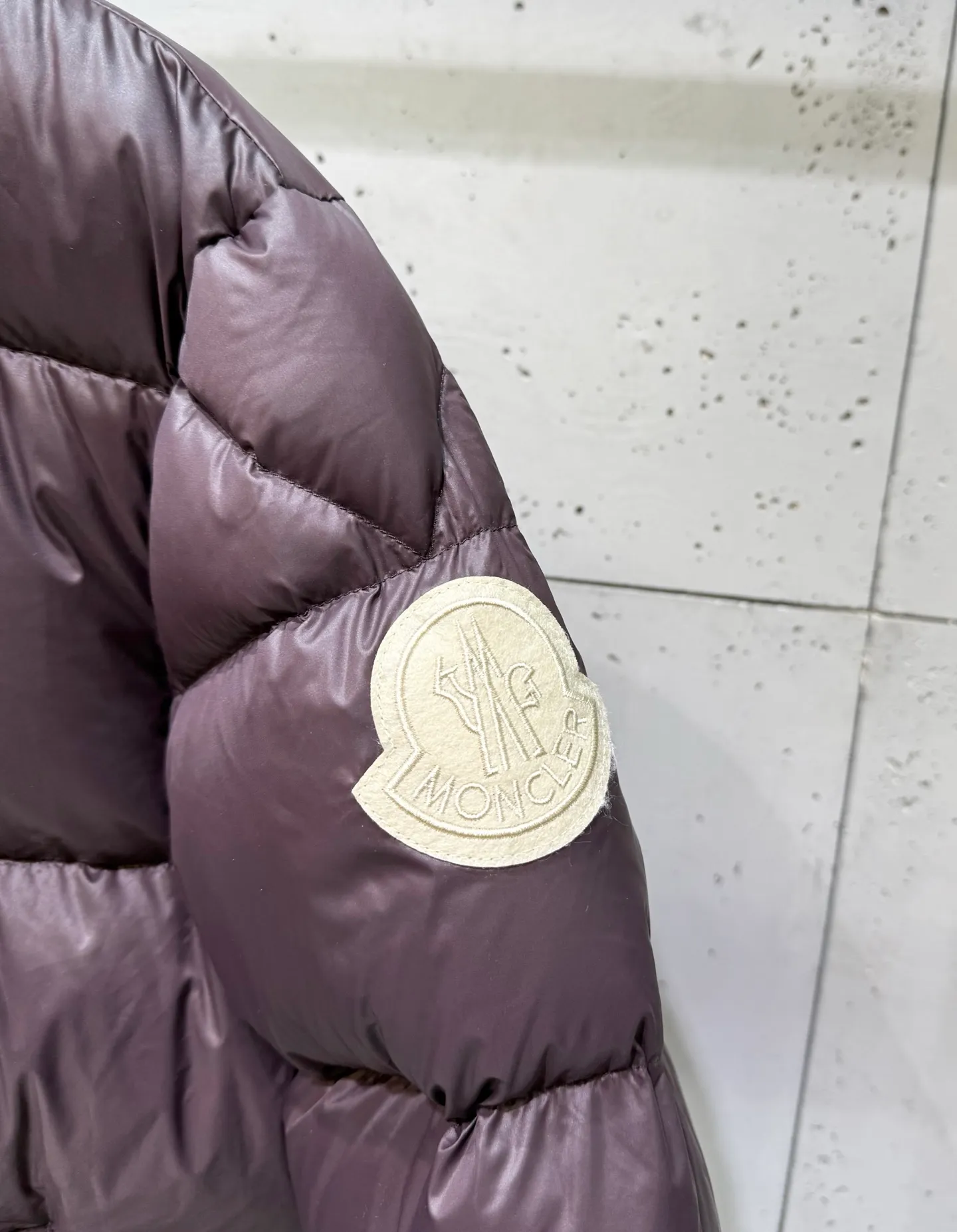 P860 Moncler down jacket 2025 latest fashion designer down jacket. Every detail shows high-end craftsmanship. The design changes of structural tailoring show men's diverse image changes. It is slim and neat, and tailored to meet the current popular multi-layered wear. Versatile style for life. Code number: 12345.