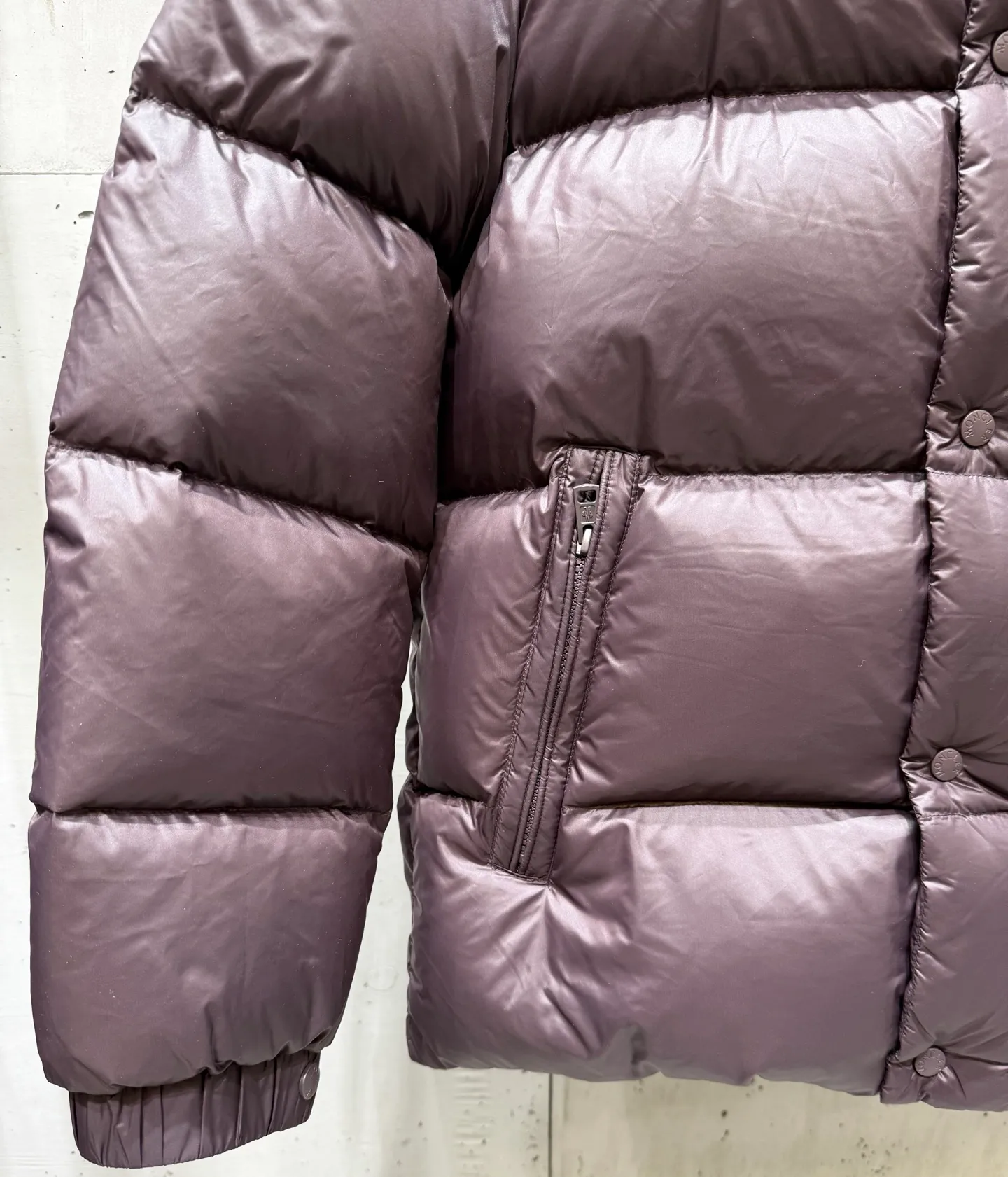 P860 Moncler down jacket 2025 latest fashion designer down jacket. Every detail shows high-end craftsmanship. The design changes of structural tailoring show men's diverse image changes. It is slim and neat, and tailored to meet the current popular multi-layered wear. Versatile style for life. Code number: 12345.