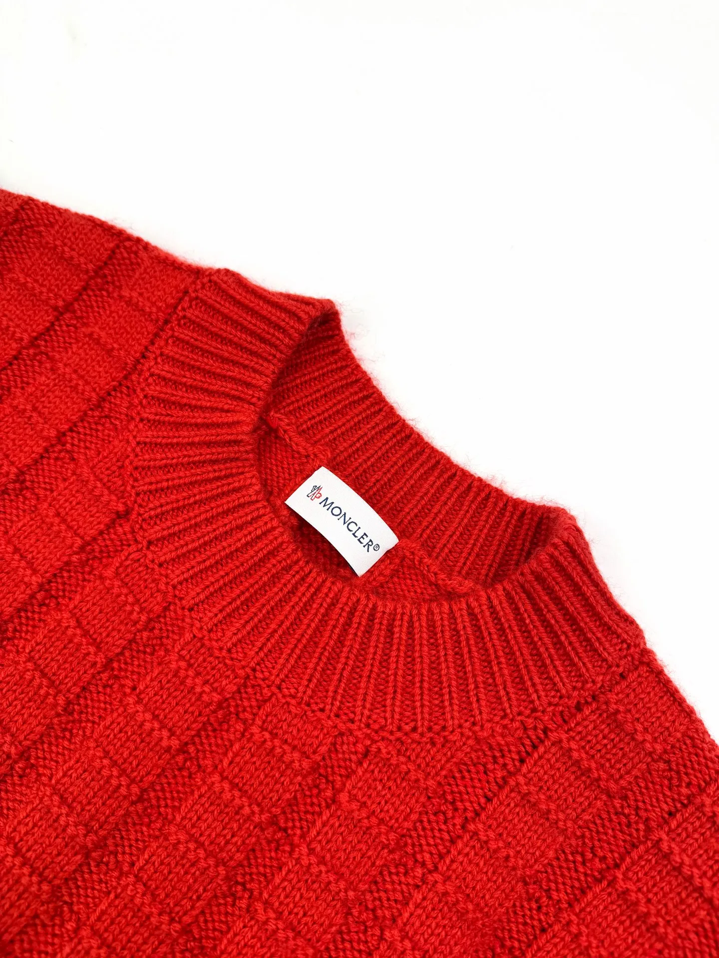 P410 Moncler embossed knitted logo sweater, custom-woven carved wool texture, soft and delicate, comfortable and close to the skin, with high saturation of true red as the base color, cutting through the dullness of winter, making every inch of fabric a commentary on power aesthetics. Using three-dimensional texture as brushstrokes, the whole piece of embossed knitting reconstructs the dimension of knitting aesthetics. The texture halo that produces a light and dark gradient as the human body moves. The iconic Moncler logo embroidered logo decorates the sleeves, making it highly recognizable. Hidden power aesthetics in the hedging of hardness and softness. The ultimate expression of elegance. No need to be deliberate. Self-contained style. Technique 1: Whole-piece embossed vertical grain knitting. Through specific stitching and fabric tissue changes, by changing the arrangement of stitching and the density of the fabric, the vertical grains present a relief effect that is raised on the surface of the sweater, forming undulating changes in the vertical grains. Technique 2: Curved thread weave. By changing the stitching and yarn arrangement during the knitting process, the yarns present a curved distribution in the fabric. Technique 3: Garment washing water plus soft and deodorizing process. Deep cleaning and deodorizing of clothes through professional washing equipment and specific detergents. Improve the feel and appearance of clothes. Accessories: Customized 1:1 Moncler embroidered logo. Customized 1:1 Moncler trademark. Fit: loose fit. Size: S M L XL. Style number: AA508.