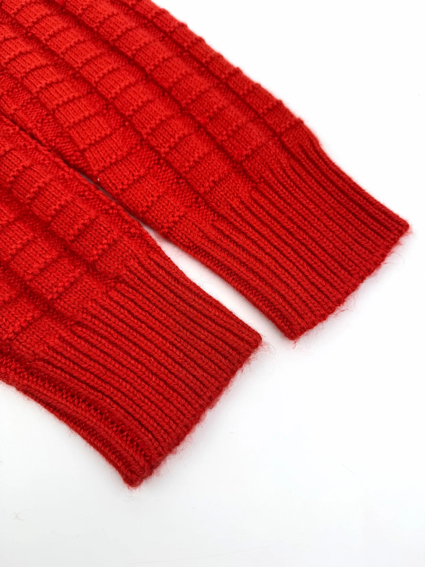 P410 Moncler embossed knitted logo sweater, custom-woven carved wool texture, soft and delicate, comfortable and close to the skin, with high saturation of true red as the base color, cutting through the dullness of winter, making every inch of fabric a commentary on power aesthetics. Using three-dimensional texture as brushstrokes, the whole piece of embossed knitting reconstructs the dimension of knitting aesthetics. The texture halo that produces a light and dark gradient as the human body moves. The iconic Moncler logo embroidered logo decorates the sleeves, making it highly recognizable. Hidden power aesthetics in the hedging of hardness and softness. The ultimate expression of elegance. No need to be deliberate. Self-contained style. Technique 1: Whole-piece embossed vertical grain knitting. Through specific stitching and fabric tissue changes, by changing the arrangement of stitching and the density of the fabric, the vertical grains present a relief effect that is raised on the surface of the sweater, forming undulating changes in the vertical grains. Technique 2: Curved thread weave. By changing the stitching and yarn arrangement during the knitting process, the yarns present a curved distribution in the fabric. Technique 3: Garment washing water plus soft and deodorizing process. Deep cleaning and deodorizing of clothes through professional washing equipment and specific detergents. Improve the feel and appearance of clothes. Accessories: Customized 1:1 Moncler embroidered logo. Customized 1:1 Moncler trademark. Fit: loose fit. Size: S M L XL. Style number: AA508.
