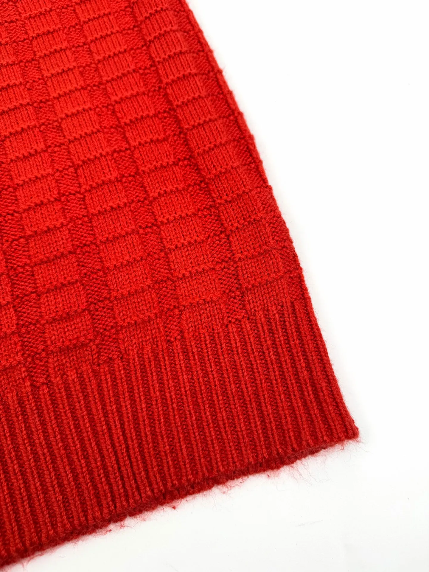 P410 Moncler embossed knitted logo sweater, custom-woven carved wool texture, soft and delicate, comfortable and close to the skin, with high saturation of true red as the base color, cutting through the dullness of winter, making every inch of fabric a commentary on power aesthetics. Using three-dimensional texture as brushstrokes, the whole piece of embossed knitting reconstructs the dimension of knitting aesthetics. The texture halo that produces a light and dark gradient as the human body moves. The iconic Moncler logo embroidered logo decorates the sleeves, making it highly recognizable. Hidden power aesthetics in the hedging of hardness and softness. The ultimate expression of elegance. No need to be deliberate. Self-contained style. Technique 1: Whole-piece embossed vertical grain knitting. Through specific stitching and fabric tissue changes, by changing the arrangement of stitching and the density of the fabric, the vertical grains present a relief effect that is raised on the surface of the sweater, forming undulating changes in the vertical grains. Technique 2: Curved thread weave. By changing the stitching and yarn arrangement during the knitting process, the yarns present a curved distribution in the fabric. Technique 3: Garment washing water plus soft and deodorizing process. Deep cleaning and deodorizing of clothes through professional washing equipment and specific detergents. Improve the feel and appearance of clothes. Accessories: Customized 1:1 Moncler embroidered logo. Customized 1:1 Moncler trademark. Fit: loose fit. Size: S M L XL. Style number: AA508.