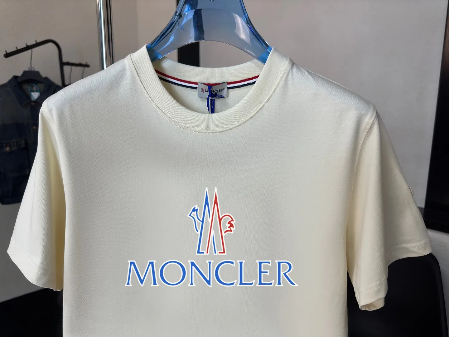 P140 Upgraded version "Mobile phone smart sensor ~ NFC chip armband ~ Direct access to the official website for anti-counterfeiting" "Moncler ~ Mouth Mouth" 2025 new high-quality round neck short-sleeved T-shirt. The cuffs have imported embroidered labels. Customized dyeing, very comfortable to touch. Super versatile and good-looking short-sleeved. Complete with three labels. Non-market ordinary version. Feel free to compare. Quality is absolutely guaranteed! ‼ First of all, this original fabric is all custom-woven with 32-count double yarn fabric, 250G, and the weight is the same‼ Fine workmanship, double waistcoat method, double waistcoat method, double waistcoat method makes the whole dress more three-dimensional, which is not a craft that ordinary T-shirts can achieve🤪 Size: S-M-L-XL-2XL Color: black, white, apricot, same style for men and women