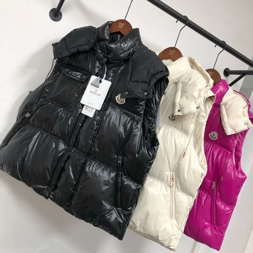 P900——————💛Women’s Moncler 25 autumn and winter latest product Pario women’s hooded down vest (hat🉑removable) Pario down vest cleverly uses shape and texture to show modern style. Made from functional super laque nylon fabric with a glossy finish. This hooded insulated piece features a double-snap closure for an asymmetrical shape. Trimmed with quilting in different sizes for a geometric feel. Color: black, off-white, rose red Size: 0-1-2 (SML)