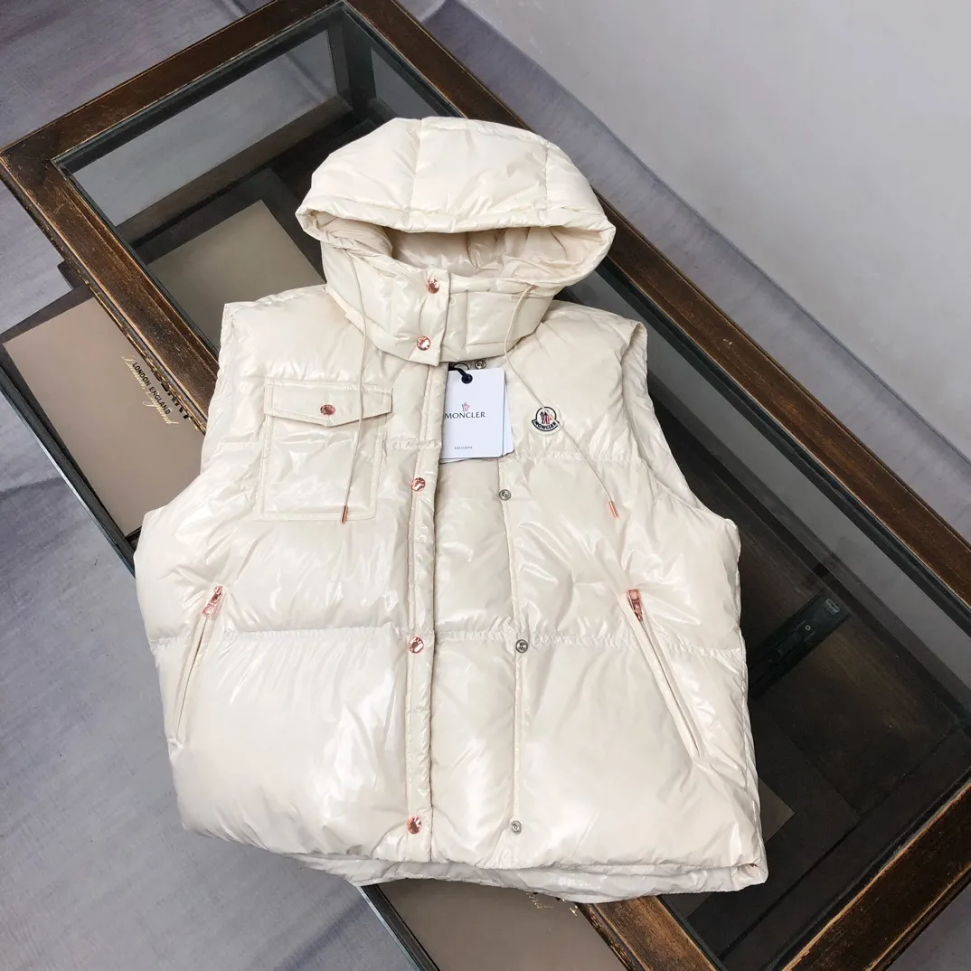 P900——————💛Women’s Moncler 25 autumn and winter latest product Pario women’s hooded down vest (hat🉑removable) Pario down vest cleverly uses shape and texture to show modern style. Made from functional super laque nylon fabric with a glossy finish. This hooded insulated piece features a double-snap closure for an asymmetrical shape. Trimmed with quilting in different sizes for a geometric feel. Color: black, off-white, rose red Size: 0-1-2 (SML)