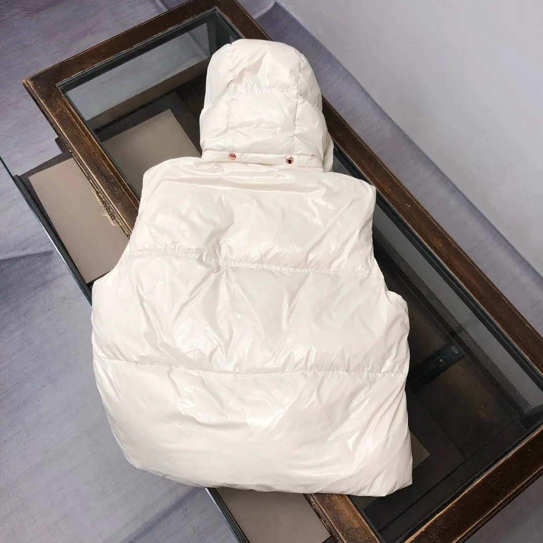 P900——————💛Women’s Moncler 25 autumn and winter latest product Pario women’s hooded down vest (hat🉑removable) Pario down vest cleverly uses shape and texture to show modern style. Made from functional super laque nylon fabric with a glossy finish. This hooded insulated piece features a double-snap closure for an asymmetrical shape. Trimmed with quilting in different sizes for a geometric feel. Color: black, off-white, rose red Size: 0-1-2 (SML)