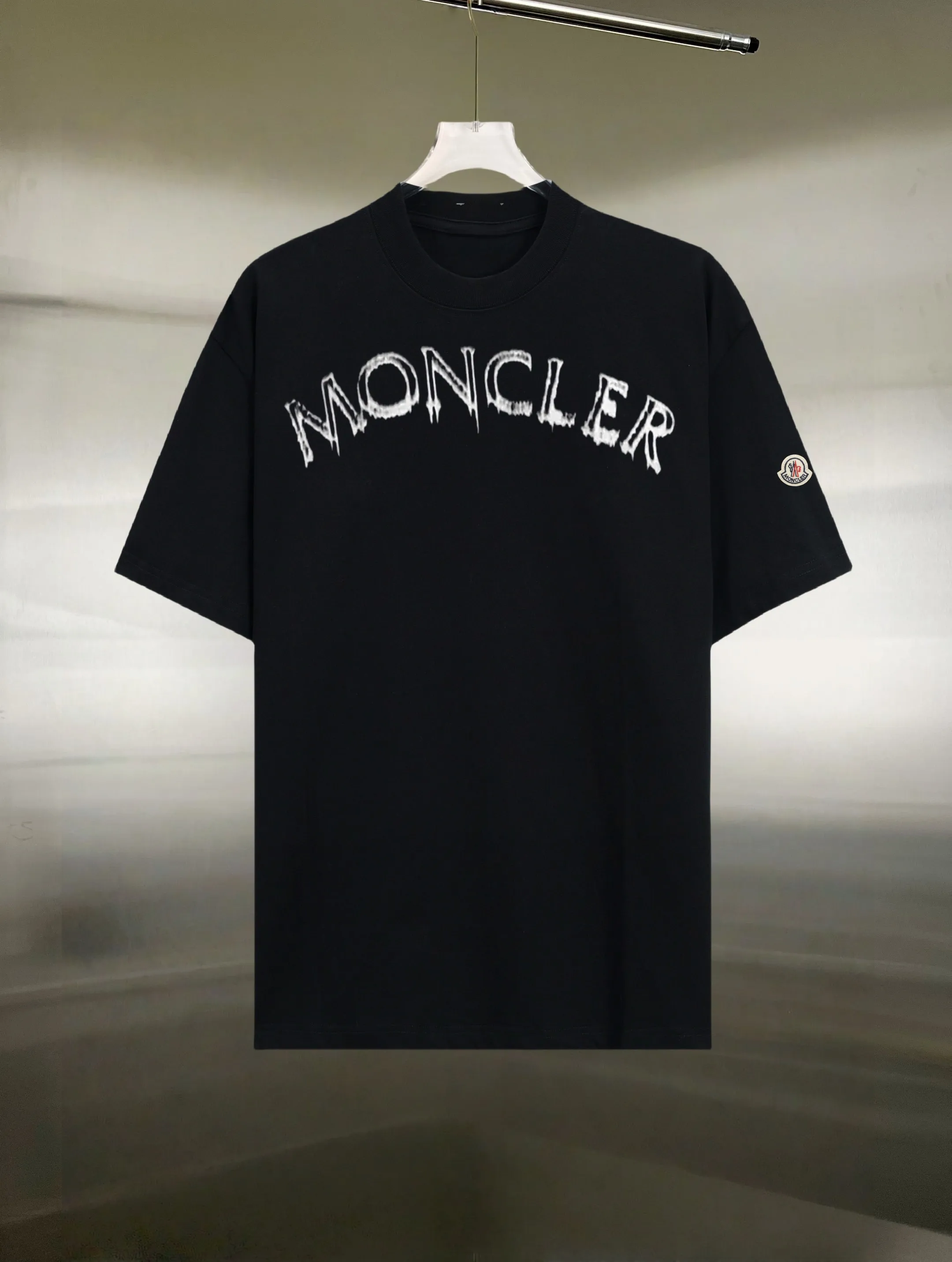 P130 Style: Moncler/muzzled short-sleeved T-shirt Fabric: 300g double yarn 100% cotton Rib: 320g Solona Process: Printing Color: White Black Size: S M L XL XXL No gender distinction, same style for men and women