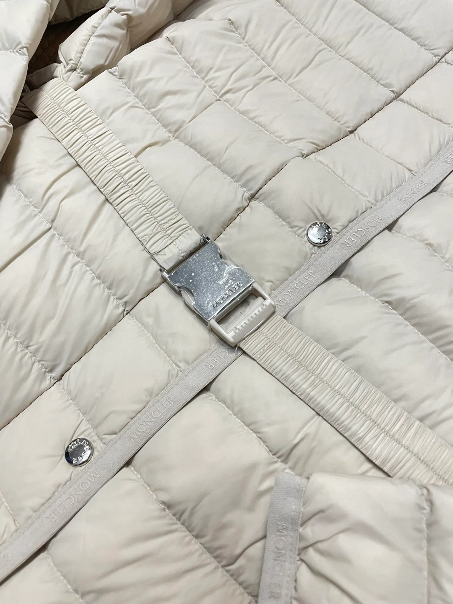 P720 2024 season new arrival 23Moncler OREDON women's mid-length slim belted goose down jacket. ✨Complete three standards, synchronized with counters ✨90 goose down filling ✨Slim-fitting design of the belt, not picky Sizes 0-3