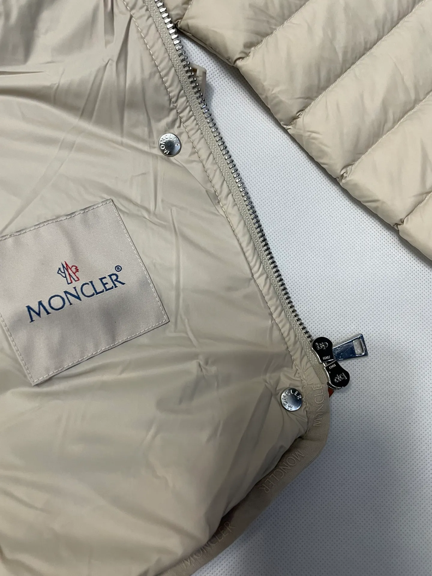 P720 2024 season new arrival 23Moncler OREDON women's mid-length slim belted goose down jacket. ✨Complete three standards, synchronized with counters ✨90 goose down filling ✨Slim-fitting design of the belt, not picky Sizes 0-3