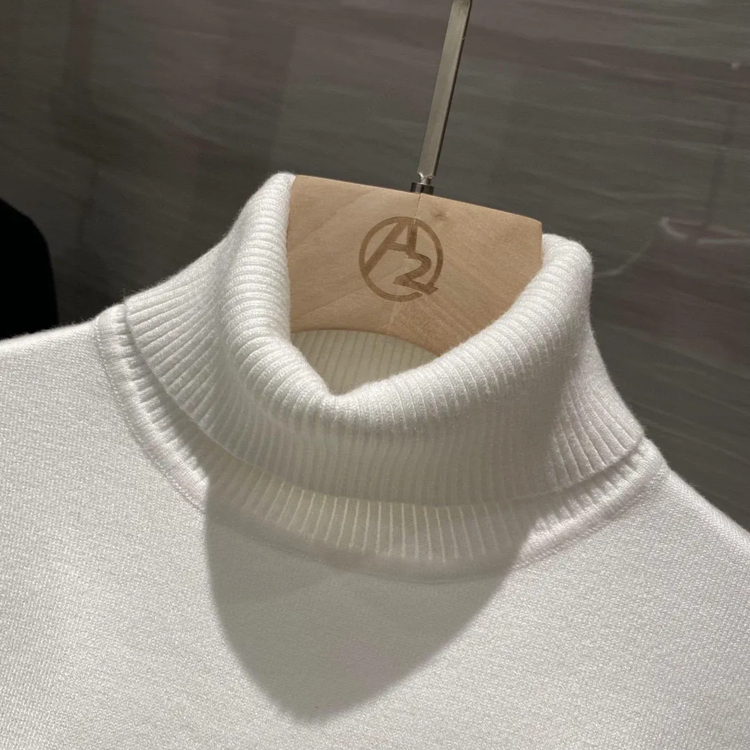P220 Moncler, complete with 3 marks for the mouth, logo embroidered turtleneck sweater, fine wool blended sweater, high-end custom-made series for men and women, belongs to the brand's high-end main line, patented top-grade yarn blending, uses innovation to interpret conventional styles, and the fabric configuration is subversive. The details are remarkable. The most anticipated sweater in the winter of 23, full of high-end sense. Outflowed from the brand's designated Zhejiang processing factory, very cost-effective, and the quality of Meri wool yarn is excellent. It feels super soft, delicate, soft, non-pilling and does not deform. It is available at all major counters at the same time. It is a must-have product every year. The product seems simple, the process is extremely complicated, and the upper body is not picky. The upper body is extremely skin-friendly and comfortable. It can be worn close to the body with an outer jacket or as an outer layer. Color: Black White Size: M L XL 2XL 3XL