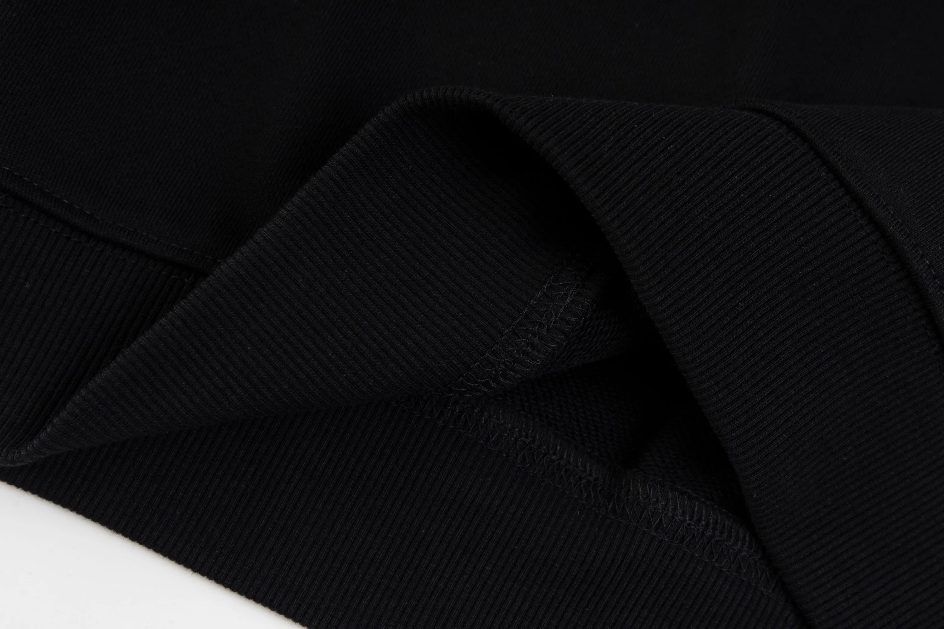 P220 model number SL213 MONCLER masked flocked letter small label round neck sweatshirt, black and hidden two colors, the fabric is made of 400g terry, high weight 95 cotton 5 hydrogen fiber 1×1 double yarn, it will not deform after washing for a lifetime, the same style for men and women, the official website details are the same, full set of packaging, complete three labels, moisture-proof paper, different market currency, feel free to compare OS version, can wear up to 220 pounds without pressure, the upper body is comfortable and stylish, color: black, hidden Size: S-XL
