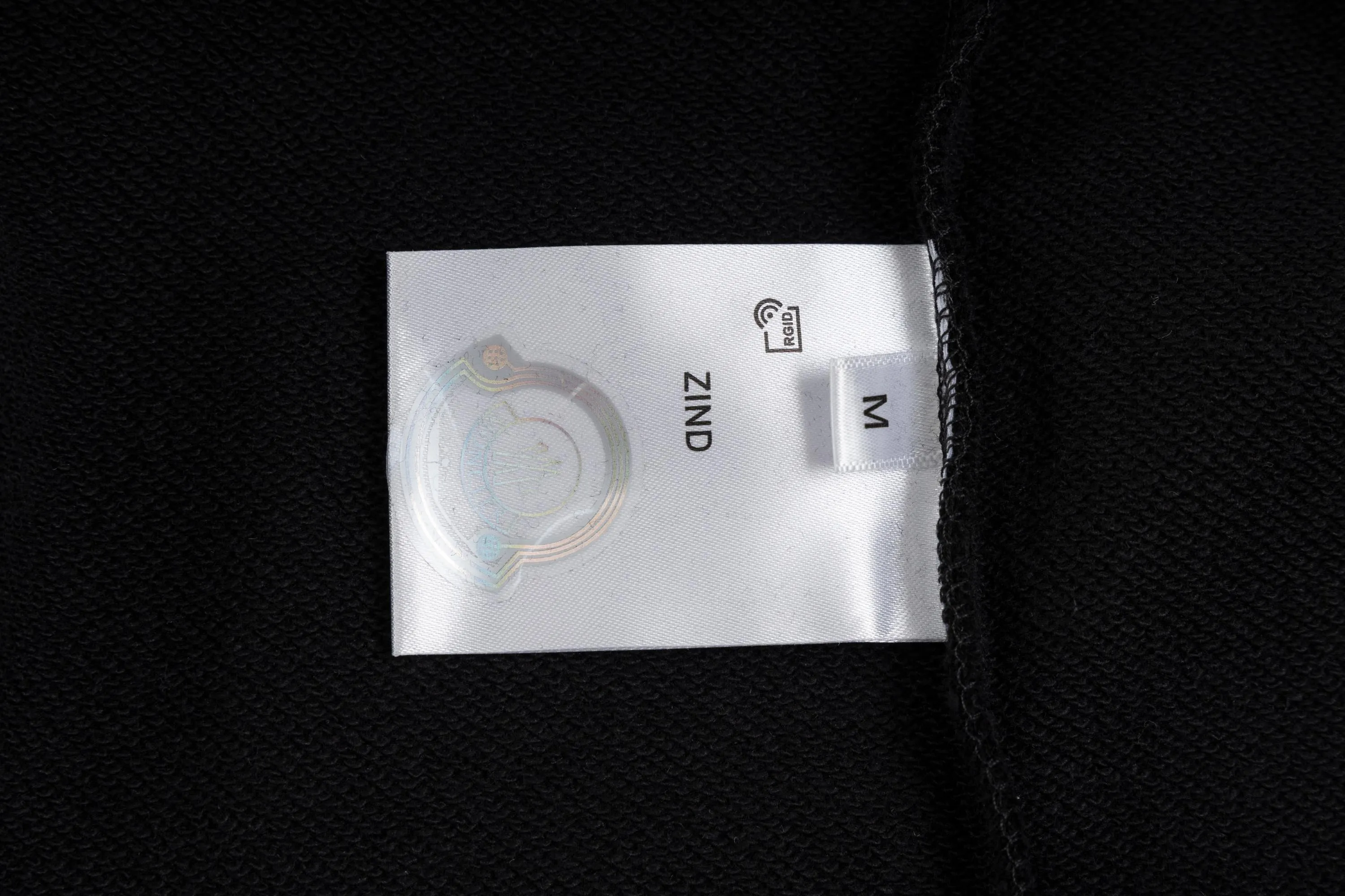 P220 model number SL213 MONCLER masked flocked letter small label round neck sweatshirt, black and hidden two colors, the fabric is made of 400g terry, high weight 95 cotton 5 hydrogen fiber 1×1 double yarn, it will not deform after washing for a lifetime, the same style for men and women, the official website details are the same, full set of packaging, complete three labels, moisture-proof paper, different market currency, feel free to compare OS version, can wear up to 220 pounds without pressure, the upper body is comfortable and stylish, color: black, hidden Size: S-XL