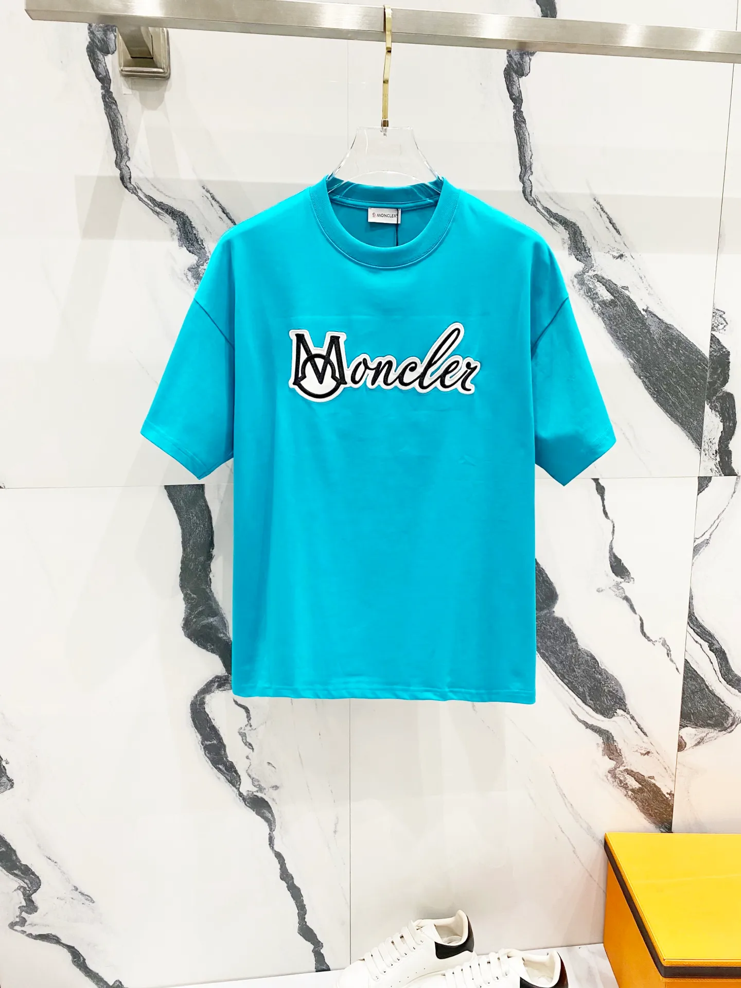 P150 MONCLER/Muzzled 260g round neck short-sleeved T-shirt, brand patch embroidery🪡letter LOGO seal logo, official synchronization, high version, high quality, fashionable personality, versatile trend, pure original quality, original fabric, tag, collar label, washed wheat, complete three labels, color: black, apricot, blue. Size: XS-L