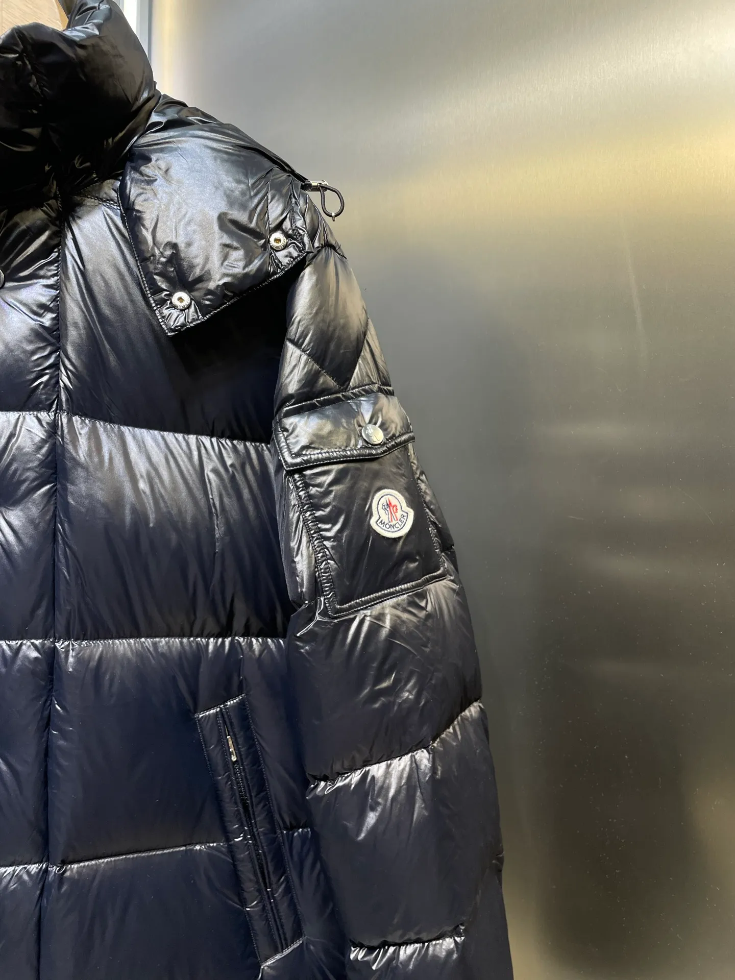 P1300 moncler 🌟Extra-grade down jacket Cavettaz long women's. A walking down quilt. Kills all low-end duck down shriveled versions. High-end exclusive. Dedicated to high-demand fairies with obsessive-compulsive disorder. Cavettaz women's long down is made of iconic lon laqué fabric and is designed to cope with various environments. Cavettaz features classic shapes and checkered quilting for a simple yet sharp aesthetic. This long piece is made from lon laqué fabric, giving it the instantly recognizable signature of the brand.  size: 012345