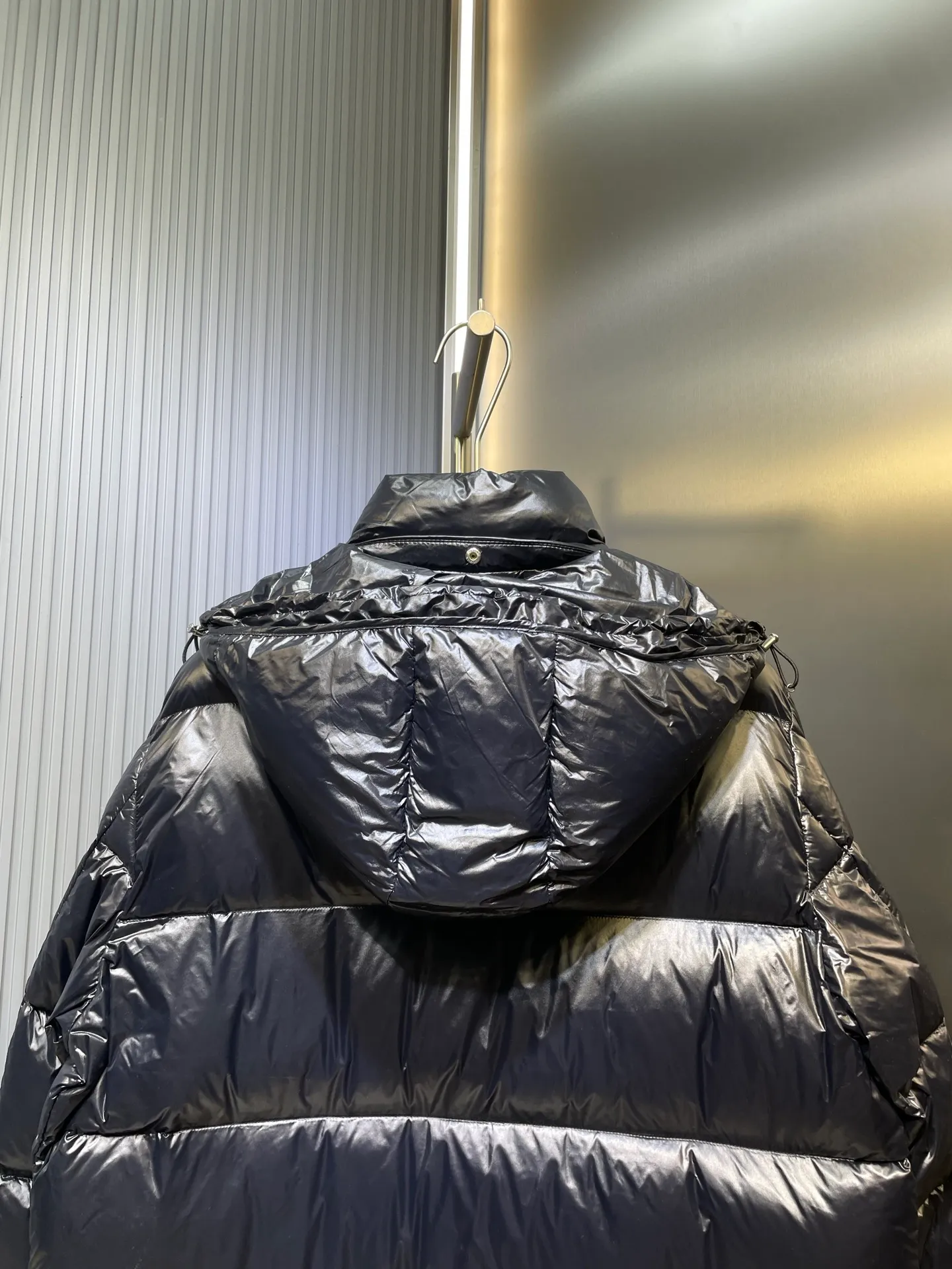 P1300 moncler 🌟Extra-grade down jacket Cavettaz long women's. A walking down quilt. Kills all low-end duck down shriveled versions. High-end exclusive. Dedicated to high-demand fairies with obsessive-compulsive disorder. Cavettaz women's long down is made of iconic lon laqué fabric and is designed to cope with various environments. Cavettaz features classic shapes and checkered quilting for a simple yet sharp aesthetic. This long piece is made from lon laqué fabric, giving it the instantly recognizable signature of the brand.  size: 012345