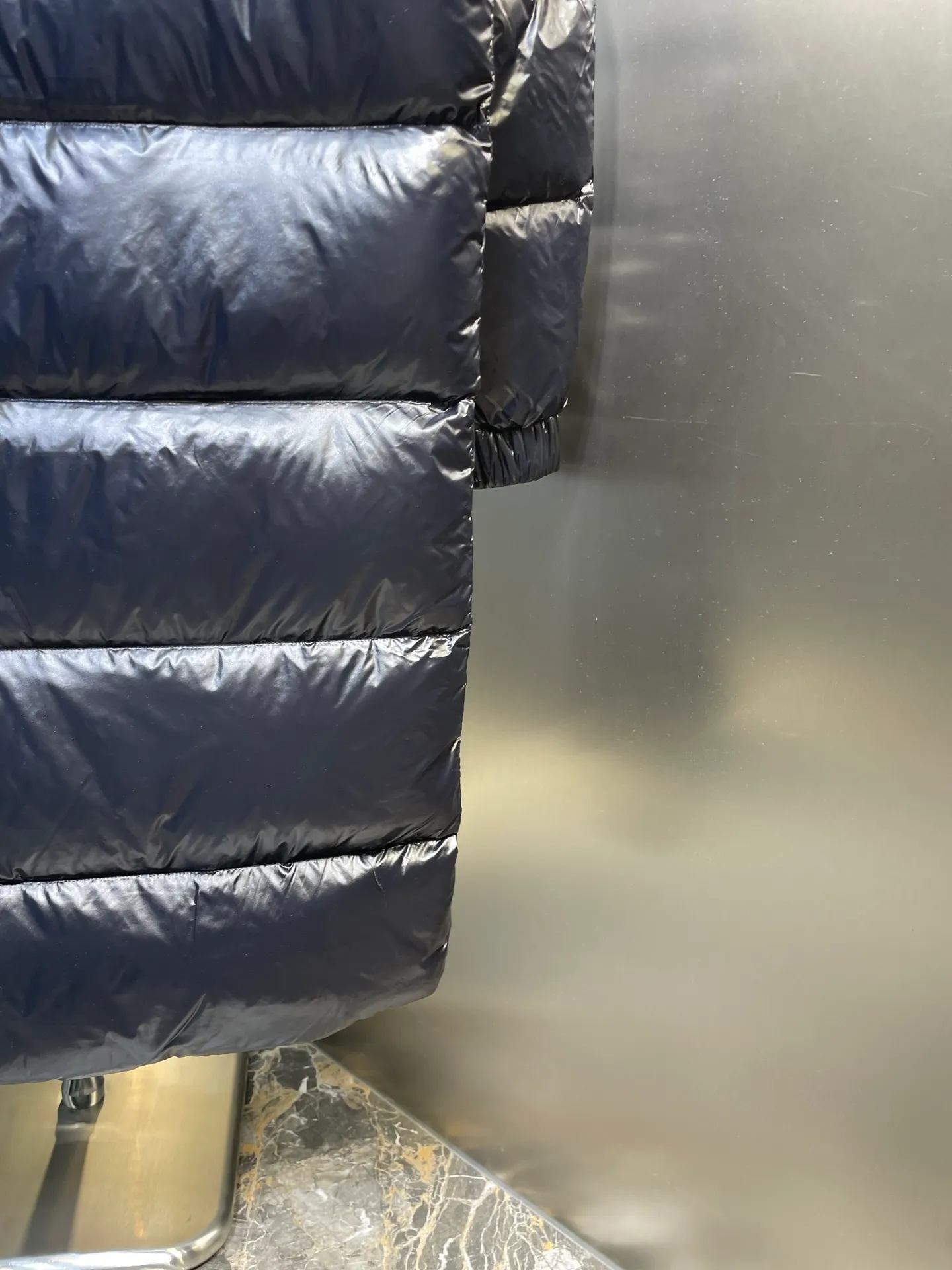 P1300 moncler 🌟Extra-grade down jacket Cavettaz long women's. A walking down quilt. Kills all low-end duck down shriveled versions. High-end exclusive. Dedicated to high-demand fairies with obsessive-compulsive disorder. Cavettaz women's long down is made of iconic lon laqué fabric and is designed to cope with various environments. Cavettaz features classic shapes and checkered quilting for a simple yet sharp aesthetic. This long piece is made from lon laqué fabric, giving it the instantly recognizable signature of the brand.  size: 012345