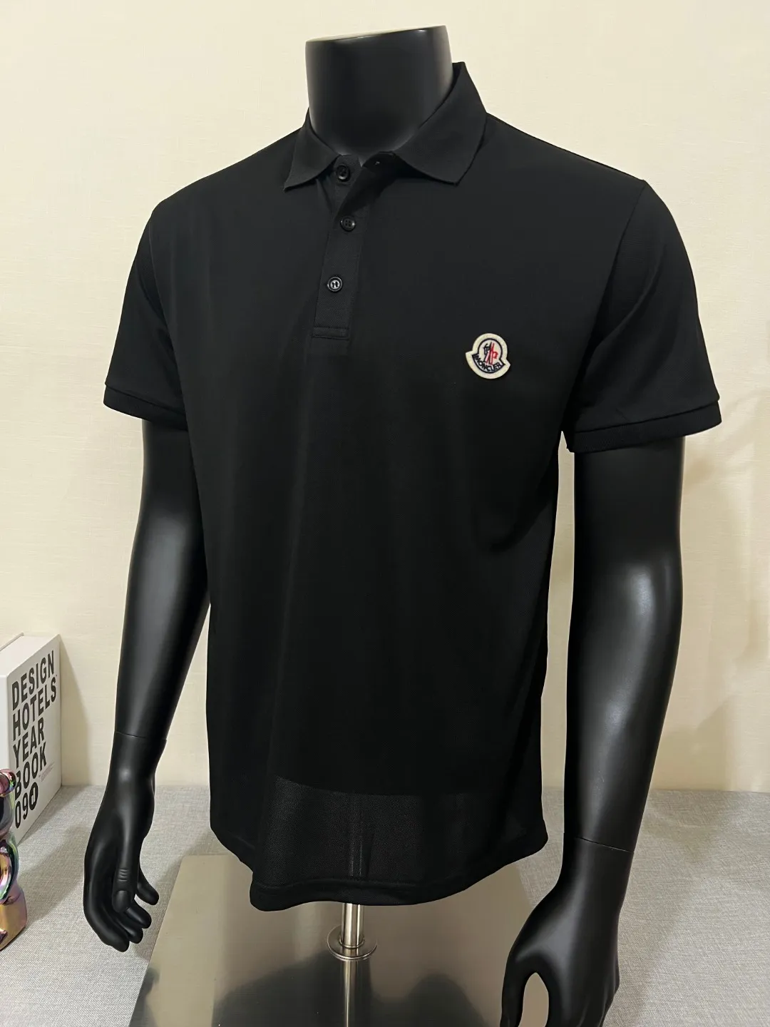 P150 MONCLER Men's Men's Men's Mouthless Polo Short Sleeve T-shirt, the most classic evergreen small label design. The MONCLER letter small label on the chest is classic and durable, and the texture is skin-friendly and comfortable. It has three labels and is suitable for both business and leisure. It is breathable and dry, with 3D three-dimensional tailoring technology and three-dimensional upper body. Polo shirts have almost become a must-have item for everyone this season! If you wear it right! It will highlight your figure! Sexy and handsome! Every move and every move is full of charm! Color: black white, size: XS-2XL