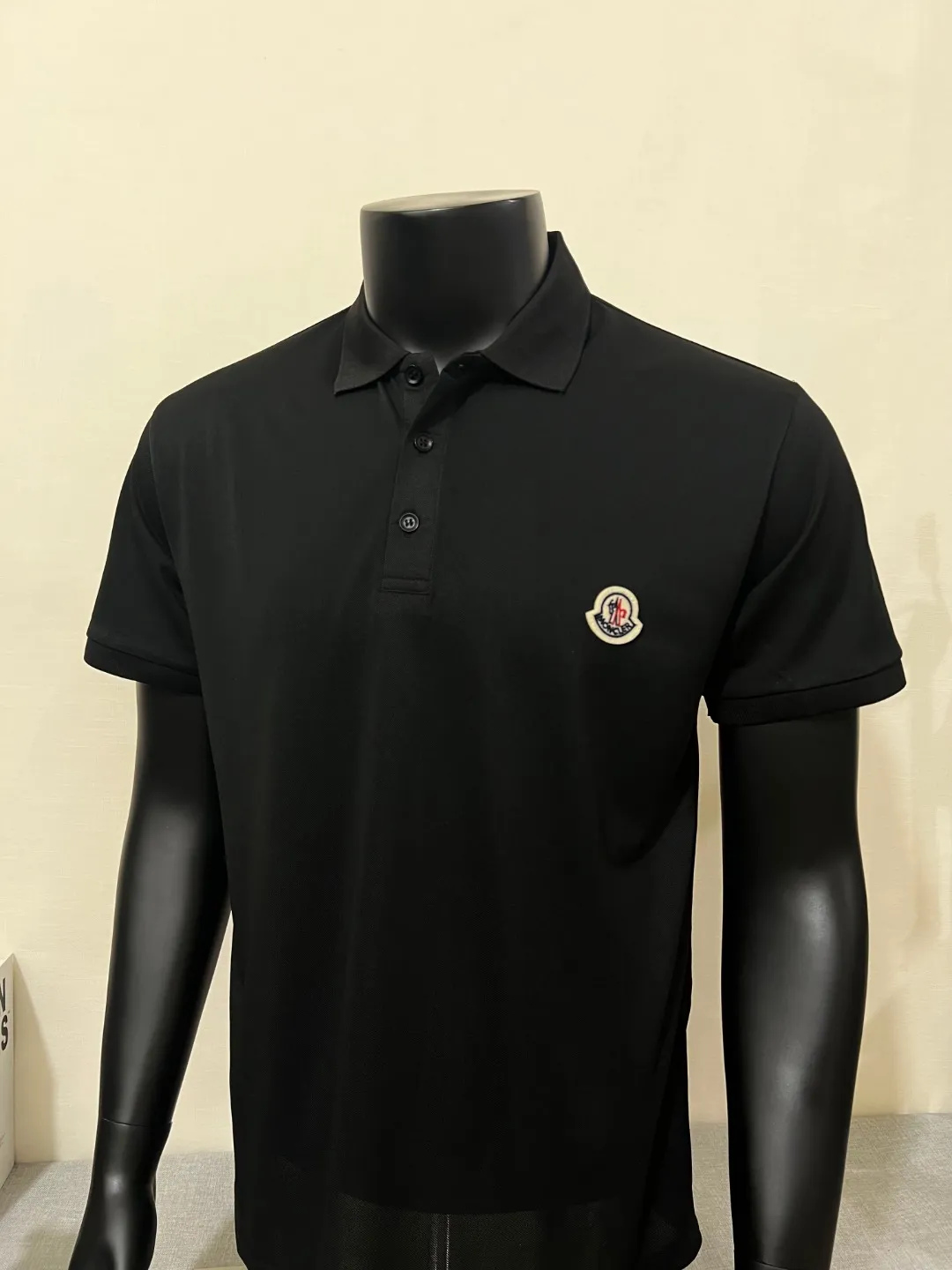 P150 MONCLER Men's Men's Men's Mouthless Polo Short Sleeve T-shirt, the most classic evergreen small label design. The MONCLER letter small label on the chest is classic and durable, and the texture is skin-friendly and comfortable. It has three labels and is suitable for both business and leisure. It is breathable and dry, with 3D three-dimensional tailoring technology and three-dimensional upper body. Polo shirts have almost become a must-have item for everyone this season! If you wear it right! It will highlight your figure! Sexy and handsome! Every move and every move is full of charm! Color: black white, size: XS-2XL