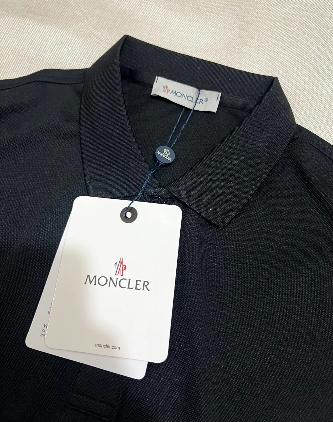 P150 MONCLER Men's Men's Men's Mouthless Polo Short Sleeve T-shirt, the most classic evergreen small label design. The MONCLER letter small label on the chest is classic and durable, and the texture is skin-friendly and comfortable. It has three labels and is suitable for both business and leisure. It is breathable and dry, with 3D three-dimensional tailoring technology and three-dimensional upper body. Polo shirts have almost become a must-have item for everyone this season! If you wear it right! It will highlight your figure! Sexy and handsome! Every move and every move is full of charm! Color: black white, size: XS-2XL