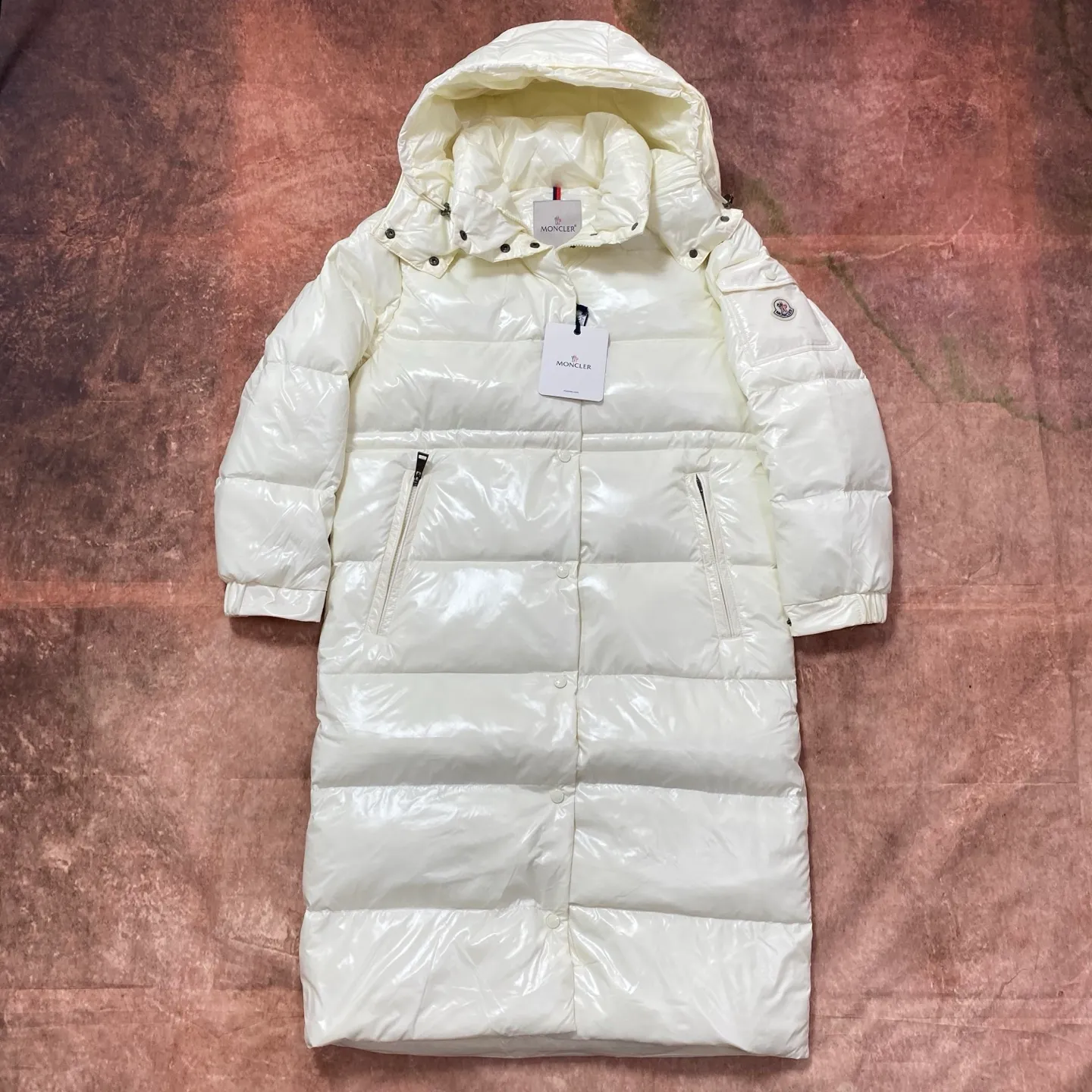 P920 Moncler's new winter women's long hood is on sale at the same time🛒 Cavettaz long down adheres to the series' crisp graphic aesthetic. It has square and rectangular quilting. It is made of lacquered nylon to highlight the brand's continuous efforts to reduce environmental impact. The filling capacity is more than 400g. Thick and high fluffiness. Color: Black White Code Number: 1234