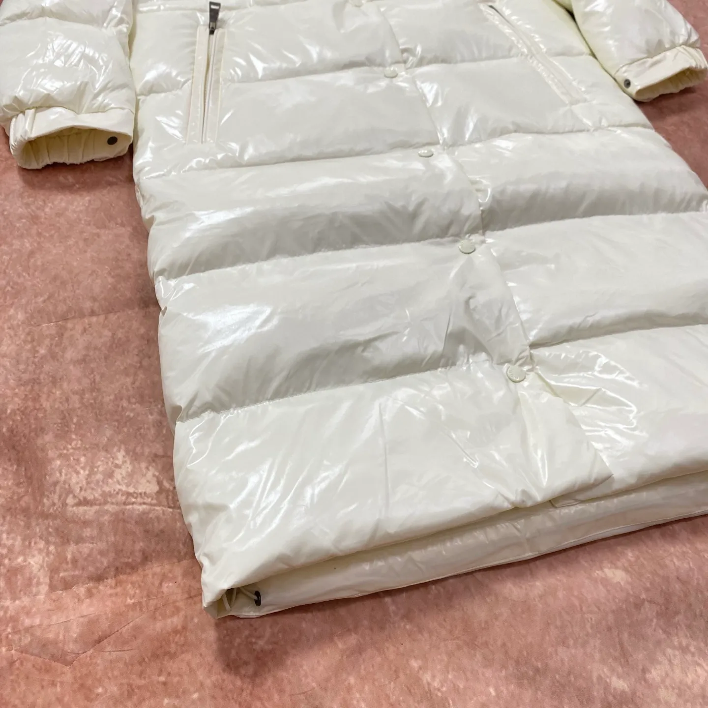 P920 Moncler's new winter women's long hood is on sale at the same time🛒 Cavettaz long down adheres to the series' crisp graphic aesthetic. It has square and rectangular quilting. It is made of lacquered nylon to highlight the brand's continuous efforts to reduce environmental impact. The filling capacity is more than 400g. Thick and high fluffiness. Color: Black White Code Number: 1234