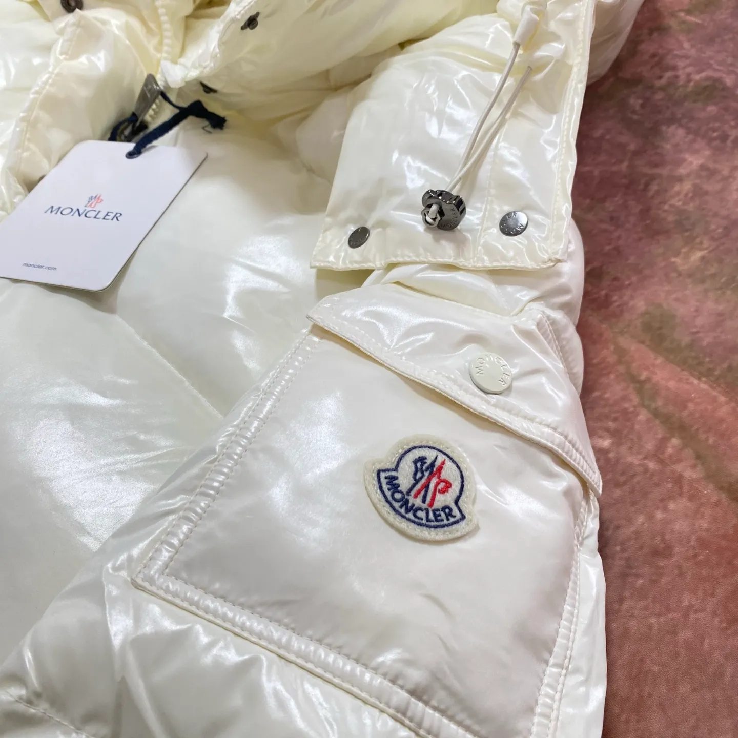 P920 Moncler's new winter women's long hood is on sale at the same time🛒 Cavettaz long down adheres to the series' crisp graphic aesthetic. It has square and rectangular quilting. It is made of lacquered nylon to highlight the brand's continuous efforts to reduce environmental impact. The filling capacity is more than 400g. Thick and high fluffiness. Color: Black White Code Number: 1234