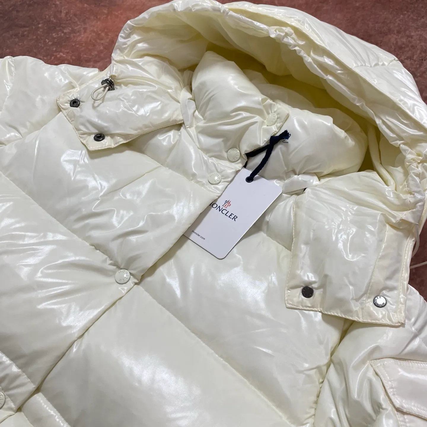 P920 Moncler's new winter women's long hood is on sale at the same time🛒 Cavettaz long down adheres to the series' crisp graphic aesthetic. It has square and rectangular quilting. It is made of lacquered nylon to highlight the brand's continuous efforts to reduce environmental impact. The filling capacity is more than 400g. Thick and high fluffiness. Color: Black White Code Number: 1234