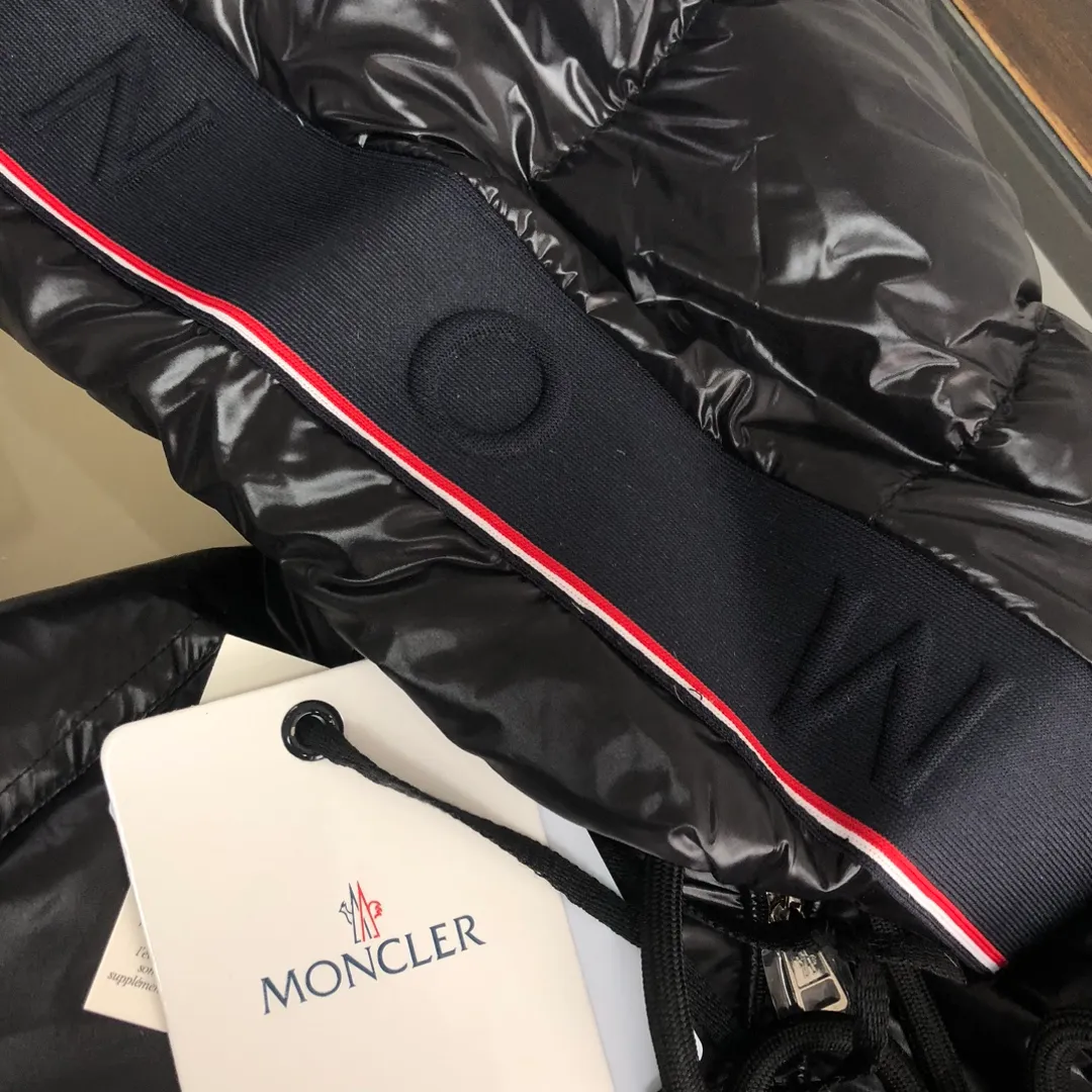 P720 Moncler 25 autumn and winter new style! Fashionable down vest! Down vest! New products are available at the counter at the same time ✨The 100% cotton fabric selected from customers has extremely superior waterproof and breathable properties, and the fabric feels very soft, smooth and shiny!  The inner filling is 90% white duck down, which has excellent fluffiness and resilience, and its cold-proof performance is unquestionable! Zipper pulls with customer-supplied brand letters engraved on them show off the aura of big brands everywhere, and they look good no matter how simple and elegant you wear them! Lightweight, convenient and warm, it can be paired with sweaters or sweatshirts! Fashionable and versatile 💫 Color: black white Size: 12345