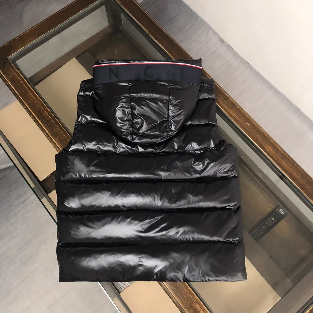 P720 Moncler 25 autumn and winter new style! Fashionable down vest! Down vest! New products are available at the counter at the same time ✨The 100% cotton fabric selected from customers has extremely superior waterproof and breathable properties, and the fabric feels very soft, smooth and shiny!  The inner filling is 90% white duck down, which has excellent fluffiness and resilience, and its cold-proof performance is unquestionable! Zipper pulls with customer-supplied brand letters engraved on them show off the aura of big brands everywhere, and they look good no matter how simple and elegant you wear them! Lightweight, convenient and warm, it can be paired with sweaters or sweatshirts! Fashionable and versatile 💫 Color: black white Size: 12345