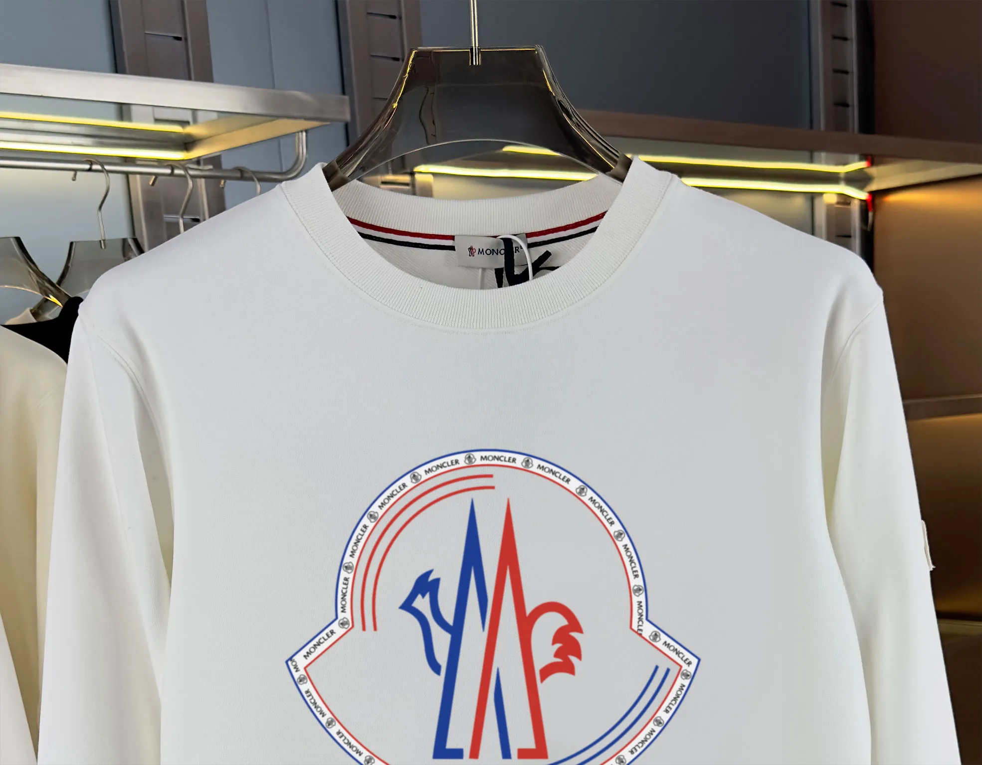 P210 high version sweatshirt) 📦With exclusive picture packaging📦 [Long-term ready stock] Upgraded version "Mobile phone smart sensor ~ NFC chip armband ~ Direct access to the official website anti-counterfeiting" 〖 𝐌𝐎𝐍𝐂𝐋𝐄𝐑 ~ Mouth covering〗 2025 new high quality, using 450g heavyweight fabric Different from the market currency, you can mix and match everything at will and you will be handsome😎The whole clothes is made of double waistcoats. The double waistcoats make the whole dress more three-dimensional. It is not an ordinary factory that can do such fine work. 2025 autumn and winter new style, on sale at the counter, exquisite printed round neck terry sweatshirt. High-end double-ply cotton. Customized stretch ribs are dyed in the same vat. Three standards are complete. It is matched with digital printing patterns and is very breathable. Same style for men and women. Color: black, white, apricot. Size: S M L XL 2XL