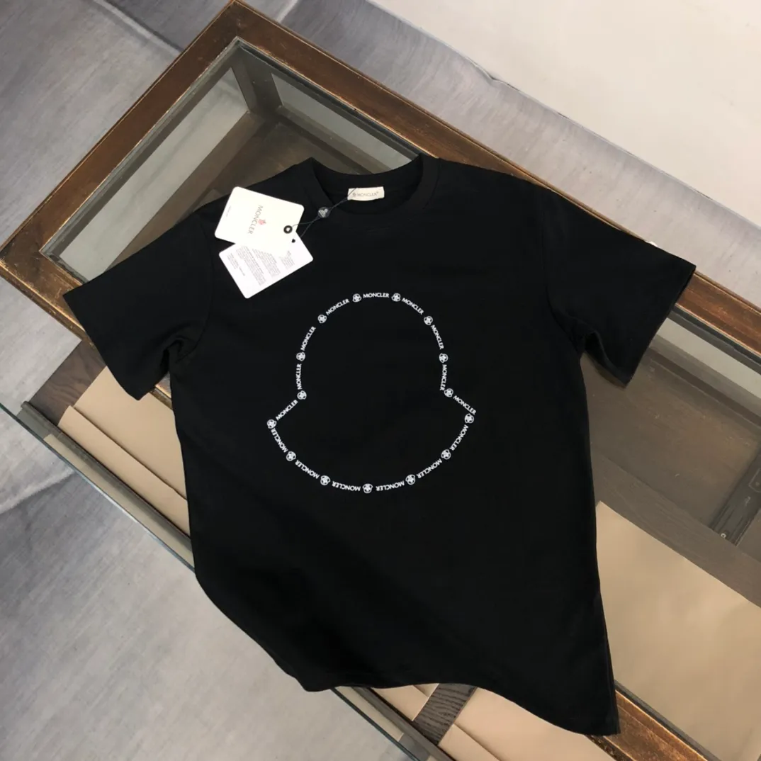 P150 MONCLER new model launched, counter series pure cotton T-shirt! Brand new design inspiration, very fashionable and representative! Exquisite logo printing design! ! Comfortable and breathable to the touch! This is no ordinary YY work! Extremely fashionable, eye-catching and classy, ​​the upper body effect is high-end and elegant, the ultimate stylish and versatile style! ! All three standards are complete! ! Color: black, white, sapphire blue Size: S~XL (loose fit, please state your height and weight when placing an order!)