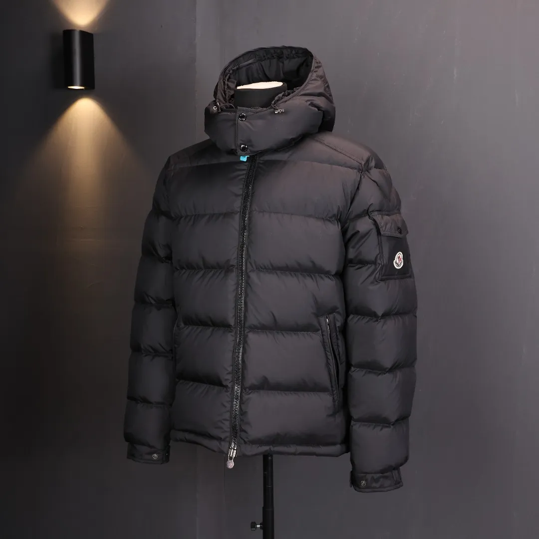 P1120 Moncler Maya series FW25 Maya matte sleeve pocket logo logo comfortable removable hood short down jacket, same style for men and women