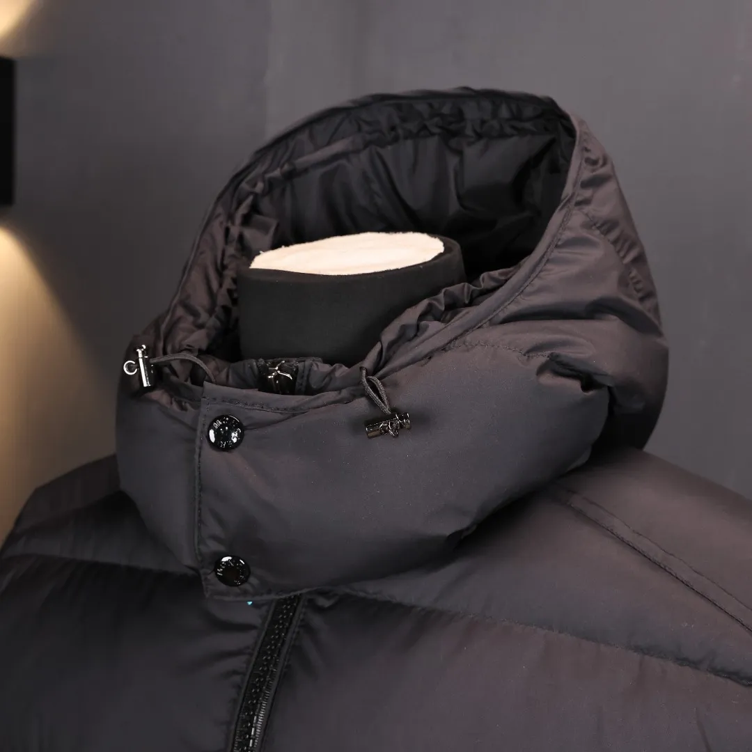 P1120 Moncler Maya series FW25 Maya matte sleeve pocket logo logo comfortable removable hood short down jacket, same style for men and women
