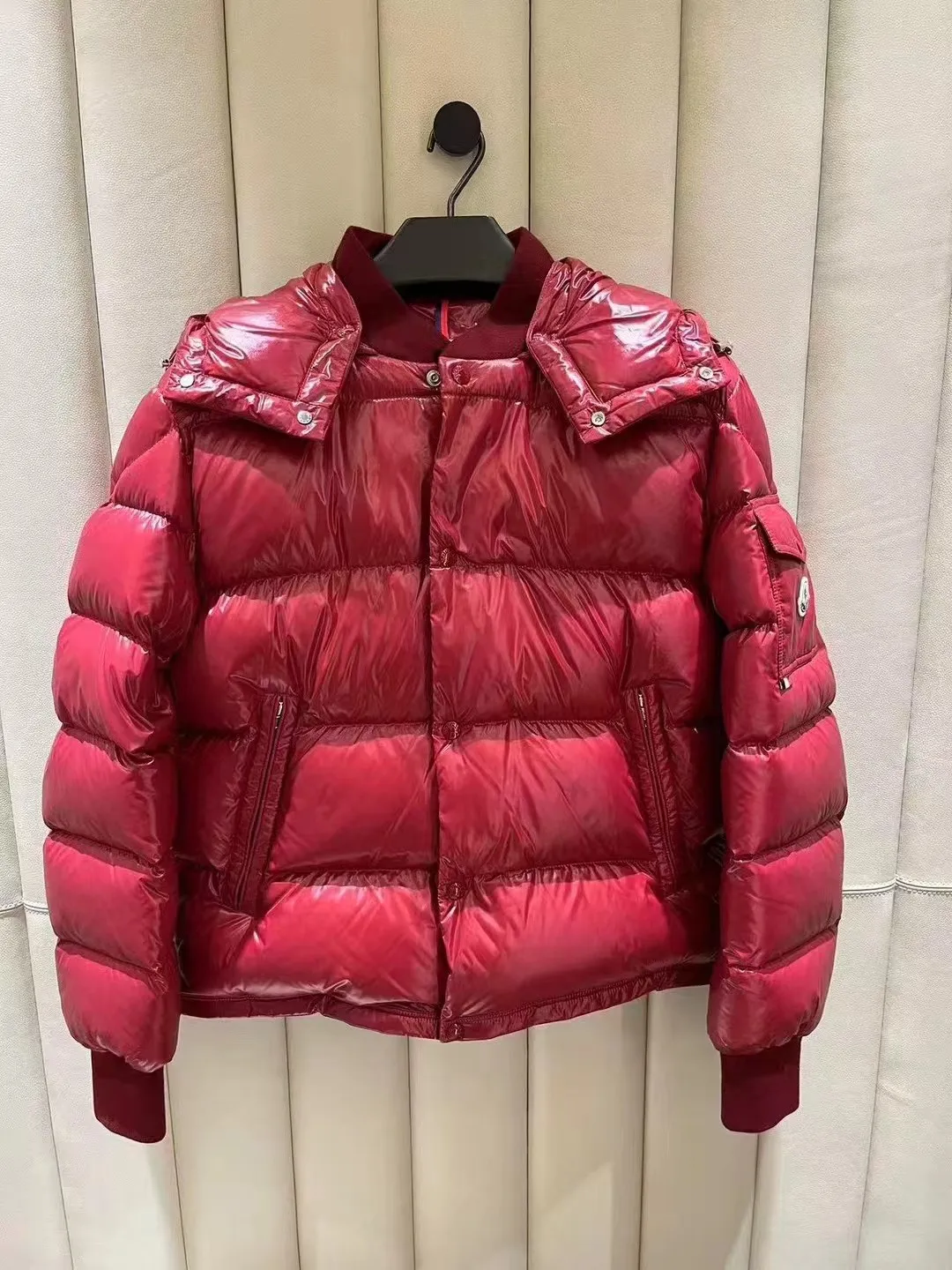P920 [Top version] MONCLER/Mongolian, 2024ss latest classic autumn and winter down jacket #The highest version on the market 1:1 replica developed from the original board Fabric: Made of heavy industry top 90 white duck down, full and fluffy The hardware accessories are all imported original customization. Full of thickness The texture is different from market products Can be compared at the counter Highly restored Same style for men and women Counter synchronization Code number: 1 2 3 4 5