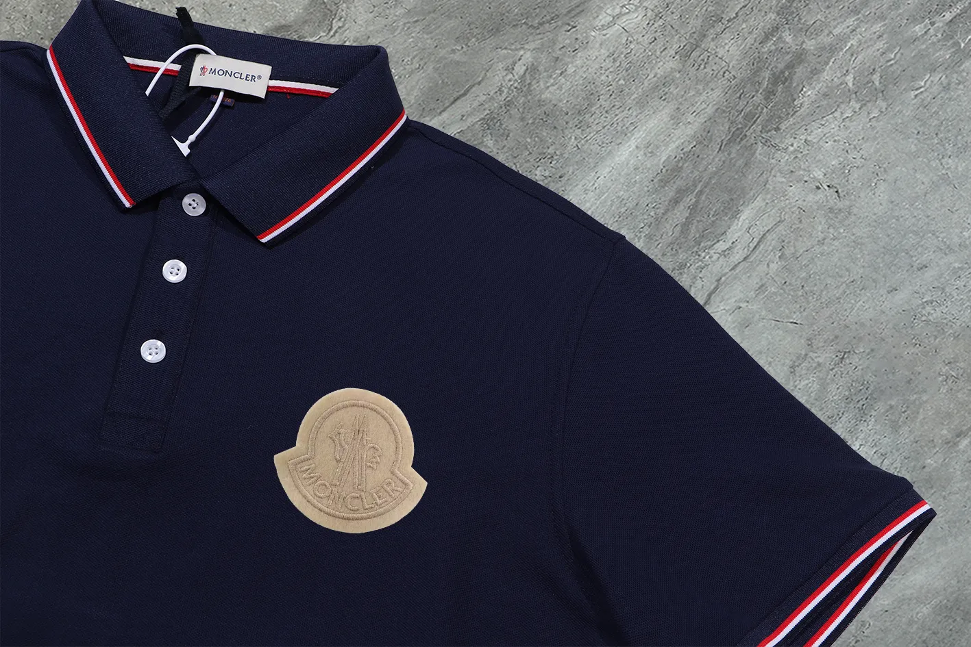 P190 Complete with three standards] MONCLER~ MONCLER 2024 summer new high-quality lapel short-sleeved POLO shirt, counter-customized fabric, high breathability and comfort, impeccable details, brand element design concept, reflecting high quality. It feels delicate and soft! It presents a casual cut and the upper body shape is great! The chest is filled with three-dimensional embroidery of the brand LOGO to highlight quality and luxury. Color: black/white Size: M~3XL
