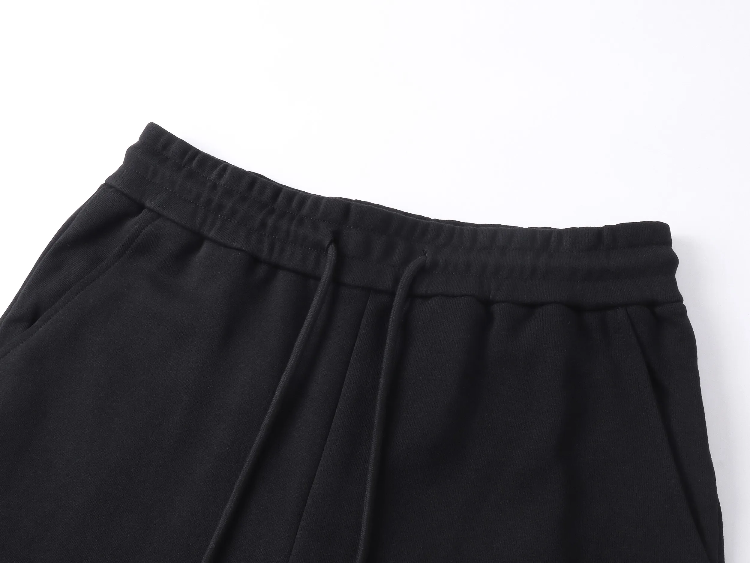 P180 high version of the MONCLER classic small label shorts. Made of 360g pure cotton custom fabric, embroidered logo, custom hardware zipper, compact and three-dimensional shape, straight stripe splicing, custom trouser cord hardware with strong texture and smoothness, comfortable and breathable upper body, concave and convex three-dimensional sense, fashionable and casual wear. Color: Black White Size: XS-L