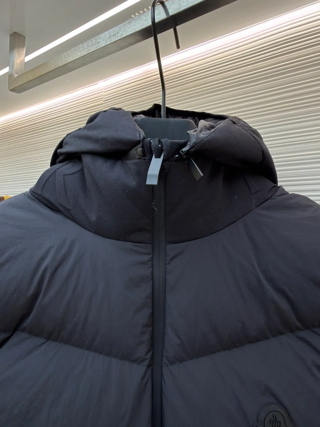 P670 MONCLER emblem hooded down vest ●Original version: purchased and developed by 6269 ●Item number: 1681645-C00 ●Fabric: white duck down fabric ●Technology: mechanical down filling ●Color: black ●Version: fitted version ●Weight: about 565 grams ●Size: 1-2-3-4 ●Description: The nylon fabric made of 100% nylon is woven into a tight and tough fabric through advanced textile technology. The strength of the frame is increased to effectively block the invasion of cold wind and lock the warm air generated by the down layer. After a tight weaving process and special treatment, it is waterproof and windproof. The surface forms a certain lotus leaf effect. It is also wrinkle-resistant and not easy to deform, making it easy for daily care. The quilting stitches are sewn in a diagonal direction at an angle of about 70 degrees, and the diagonal lines are arranged in parallel. The fabric and filling are planned into different functional areas, and the quilting stitches in each partition are relatively independent. This allows the finished product to produce a larger deformation space along the diagonal direction when stretched and pressed, making it less likely to tighten and break, and has rich visual effects, modern and advanced features. After the hood is removed, the stand-up collar displays an embossed logo of the same color, adding a unique visual experience and tactile details. Filled with 90% selected white duck down and weighing 170g, it ensures fluffiness, quick rebound, lightness and warmth. The overall wiring is straight and delicate, the fabric is comfortable and soft, and the color is consistent without color difference. It can be matched with the same style to create a fashionable look and control various occasions. Customized accessories, complete with three standards, same style for men and women!