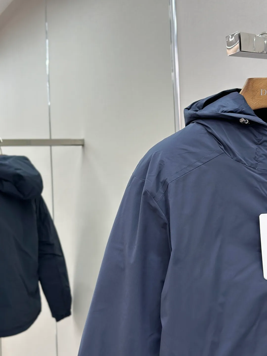 P890 MONCLER hooded jacket-style down jacket is made of 100% polyester fiber. After microfiberization treatment, the individual fibers become extremely fine, which greatly increases the fiber surface area, making the fabric soft and smooth, and the touch is close to natural fibers. The high-density textile method makes the structure tight, thus giving it a certain degree of wrinkle resistance, windproof warmth and wear resistance.  Lining selection: High-density lining fabric made of ultra-fine denier, 0.08mm thickness to avoid increasing the overall weight and making it smooth to wear. The high-density woven structure forms a wind resistance layer to protect the thermal efficiency of the thermal layer from loss. It can also withstand the expansion pressure of down and prevent deformation and damage after long-term use.  High-quality filling: 90 white duck down is selected, with a weight of 200g, ensuring excellent thermal insulation performance. After strict screening and treatment, the velvet is not easy to be drilled, ensuring durability. Details: The leather flap pocket on the chest is matched with a pebbled leather flap + matte metal buckle. It is low-key and exudes nobility. The hidden adjustment rope gives a sense of sophistication when you raise your hand. The "ID card" is directly embedded on the black satin inner patch pocket! Silver snaps + red, white and blue webbing, low-key yet exuding a sense of luxury, both visually and tactilely smooth.  Accessories: one-to-one customized buttons, one-to-one customized hem drawstring buckle, one-to-one customized phoenix eyes, one-to-one customized zipper pendant SIZE: 1 2 3 4