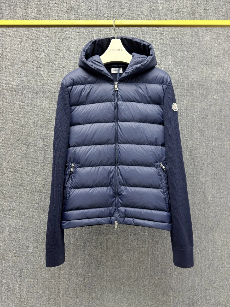 P760 MONCLER 25FW new autumn and winter men's padded wool zipper hooded sweatshirt. This wool hooded sweatshirt has a padded down front and is a practical jacket suitable for many seasons. This cardigan features a hood with quilted logo, a nod to the brand's heritage. Designed in a lightweight knit, it's a practical addition to your versatile wardrobe and can easily be worn as an outer layer in milder weather. Made of wool Longue saison lining Longue saison front, filled with down Ribbed knit 12 stitches Fine soft hood Zipper closure Pocket Logo quilting Logo patch Blue Black Army green 0 1 2 3 4 Five sizes are on sale now. Detailed photos of the actual product.