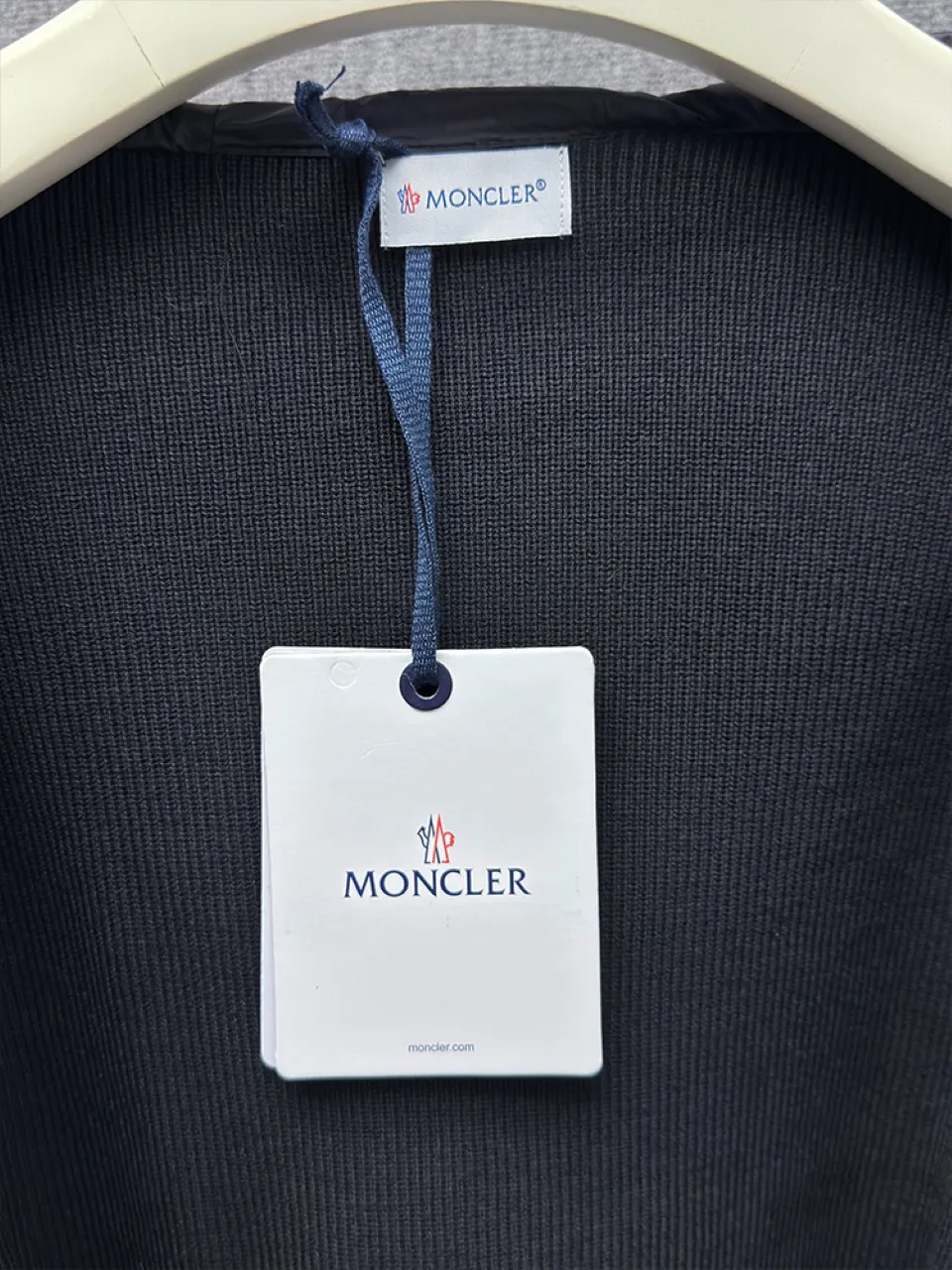 P760 MONCLER 25FW new autumn and winter men's padded wool zipper hooded sweatshirt. This wool hooded sweatshirt has a padded down front and is a practical jacket suitable for many seasons. This cardigan features a hood with quilted logo, a nod to the brand's heritage. Designed in a lightweight knit, it's a practical addition to your versatile wardrobe and can easily be worn as an outer layer in milder weather. Made of wool Longue saison lining Longue saison front, filled with down Ribbed knit 12 stitches Fine soft hood Zipper closure Pocket Logo quilting Logo patch Blue Black Army green 0 1 2 3 4 Five sizes are on sale now. Detailed photos of the actual product.