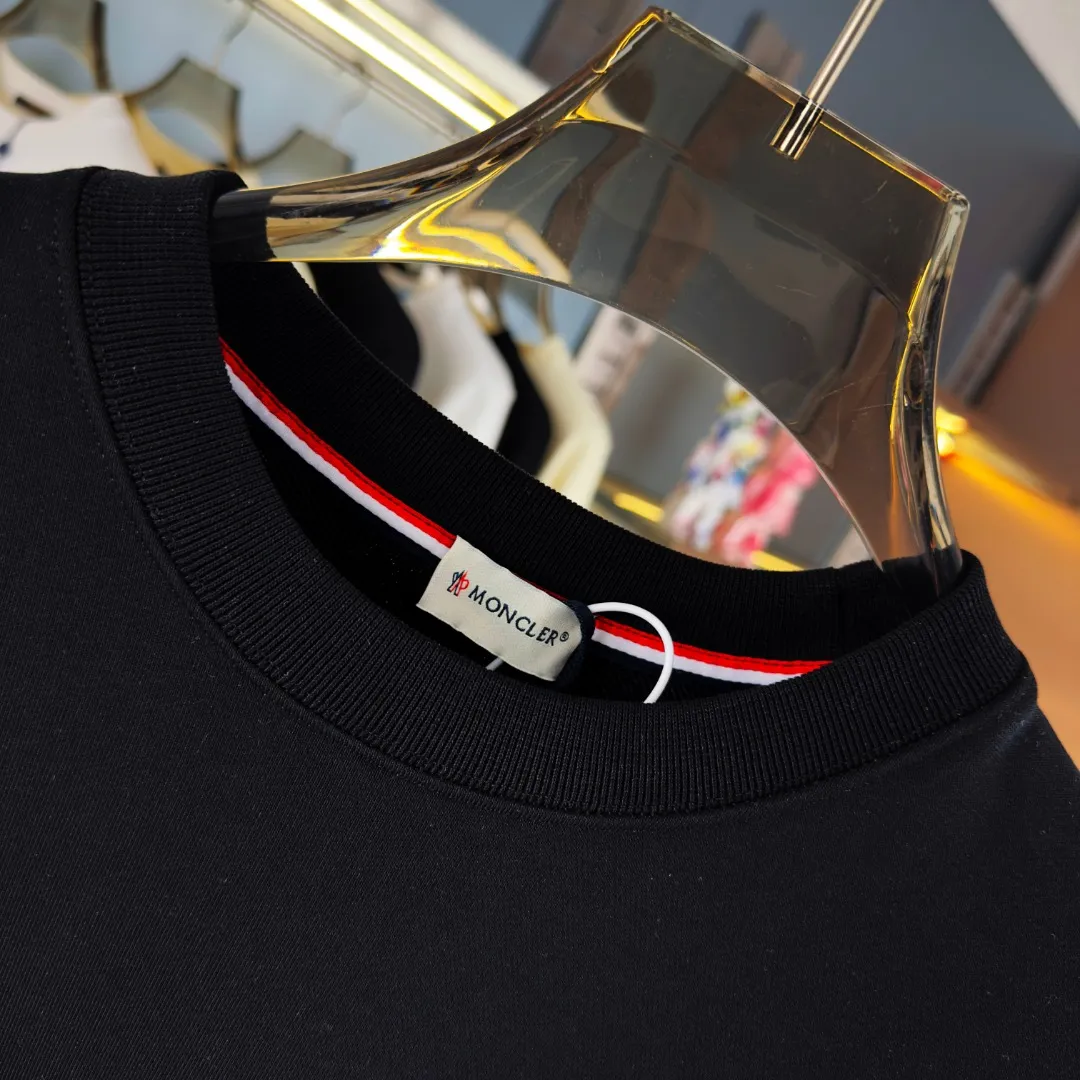 P210 Actual photo of high version sweatshirt) [Long-term stock] 〖𝐌𝐎𝐍𝐂𝐋𝐄𝐑~Meng Mou〗 Made of 440g heavyweight fabric. It is different from the market currency. It can be matched with any variety and it will be properly handsome😎The whole dress is made of double waistcoats. The double waistcoats make the whole dress more three-dimensional. It is not an ordinary factory that can do such fine work. 2025 T stage spring catwalk version, on sale at counters, round neck terry sweatshirt, high-end double-ply cotton, custom-made stretch ribs, dyed in the same vat, complete with three standards, matched with exquisite embroidered LOGO on the chest, simple and advanced, same style for men and women. Color: black, apricot, white, size: S M L XL 2XL