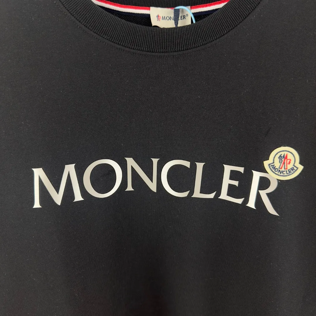P210 Actual photo of high version sweatshirt) [Long-term stock] 〖𝐌𝐎𝐍𝐂𝐋𝐄𝐑~Meng Mou〗 Made of 440g heavyweight fabric. It is different from the market currency. It can be matched with any variety and it will be properly handsome😎The whole dress is made of double waistcoats. The double waistcoats make the whole dress more three-dimensional. It is not an ordinary factory that can do such fine work. 2025 T stage spring catwalk version, on sale at counters, round neck terry sweatshirt, high-end double-ply cotton, custom-made stretch ribs, dyed in the same vat, complete with three standards, matched with exquisite embroidered LOGO on the chest, simple and advanced, same style for men and women. Color: black, apricot, white, size: S M L XL 2XL