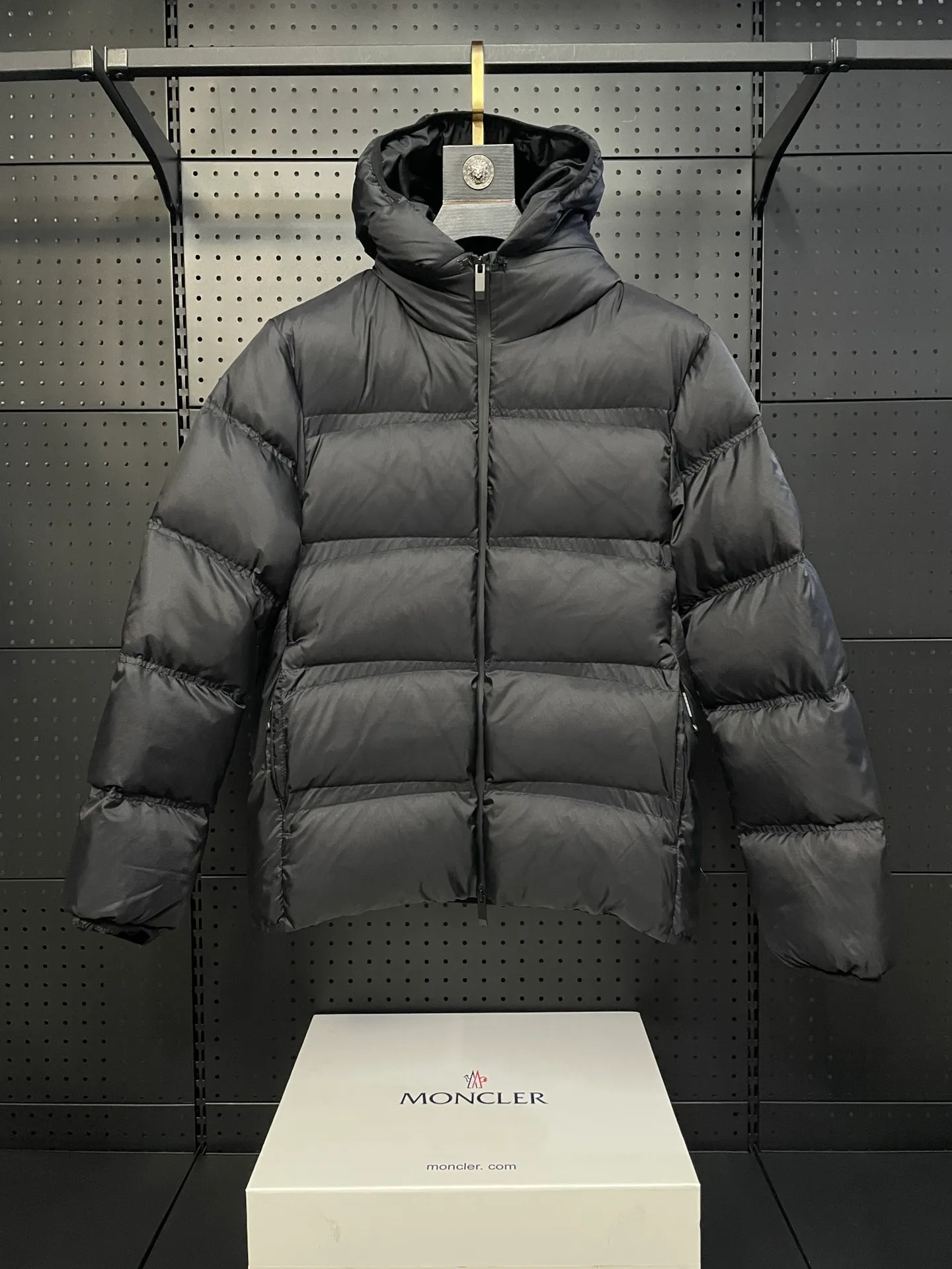 P840 🆕❤️2️⃣0️⃣2️⃣4️⃣🆕Special grade down⬆️Moncler Masac men's short down jacket. A must-have item for fabric control. 2024 new technical fabric. Extremely lightweight. Ultra-light and ultra-white gooseneck filling. Cleanliness ceiling. 850+ fill power. ⚠️Special grade product with complete barcode numbers and consistent with the official website. The tag has built-in NFC electronic sensor anti-counterfeiting. It supports multiple anti-counterfeiting verifications. It comes standard with a full set of gift box packaging at the counter. Masac men's short down jacket is made of protective materials and decorated with geometric quilting, which is lightweight and warm.  The Masac men's down jacket combines cutting-edge fabrics with innovative details. Short design made from lightweight, fine-grained tear-resistant functional fabric for durability and practicality. Lightweight and warm, it's finished with gusseted quilting. Comes with removable hood. Details •Made from ripstop fabric •Fine soft ripstop lining •Down filled •Removable hood •Two-way zipper closure •Zip pockets •Elasticized cuffs and hem Size: 1-5 Black/Blue Couple's