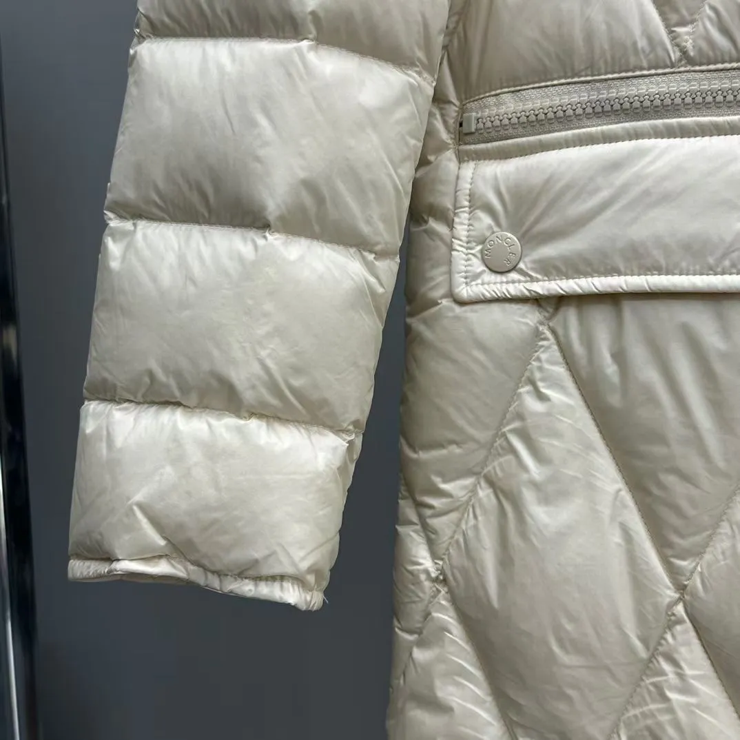 P800 Moncler Mouth Serilong Women's Down Jacket Diamond Check Mid-Length Hooded Down Jacket is on sale simultaneously on the official website! This down jacket has a great sense of design and looks, and you can buy it directly with quality control. It’s a high-end product that you can’t go wrong with! It is made of imported technical fabrics and is filled with 90% white duck down. The texture of the fabric is smooth and shiny. You can feel its strong aura through the detailed pictures. It also has excellent outdoor windproof and warm performance, making it easy to wear in various occasions! The thermal insulation effect is remarkable, so you don’t have to worry about getting a little chilly! The placket adopts a large-tooth zipper opening and closing design, which is both fashionable and functional. It not only highlights the shape but also is windproof and warm. The iconic logo patches on the sleeve arms make the whole style more luxurious! The design of the belt makes the upper body lines of the entire dress brighter. Color: Black, Off-White, Brown Size: 0-1-2-3