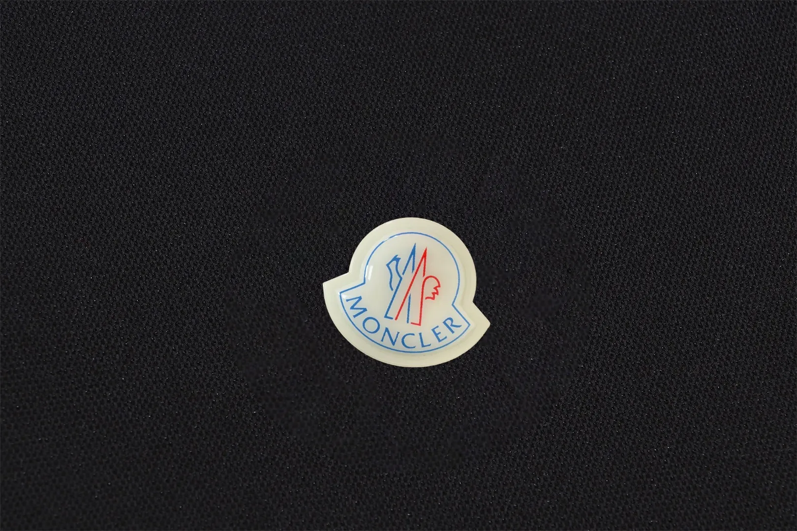 P200 New in stock】𝐌𝐎𝐍𝐂𝐋𝐄𝐑~Mengkou #2025 New high-quality lapel long-sleeved POLO shirt in early spring, custom-made fabrics at the counter. Highly breathable and comfortable, with impeccable details. The brand's simple element design concept reflects high quality. It feels delicate and soft! It presents a casual cut and the upper body shape is great! The chest is filled with three-dimensional embroidery of the brand LOGO to highlight quality and luxury. Color: black, white Size: M~L~XL~2XL~3XL