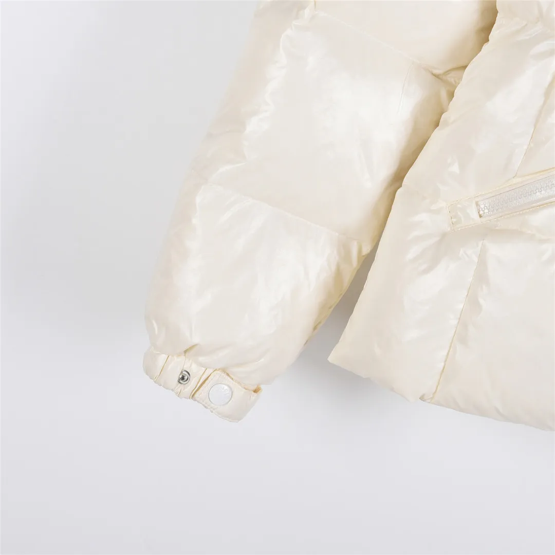 P860 Moncler / Moncler Mouth Small Waist Second Generation FW25 Glareins Woven Trim Hooded Short Comfort Down Jacket Women's Glareins Woven Trim Hooded Short Down Jacket is a classic item of Moncler's 2025 autumn and winter women's wear series. It highlights the feminine temperament with exquisite braided trim and waist design.  • Design highlights: Braided trim is used to highlight the waist silhouette, and the short hooded design is both fashionable and practical • Fabric technology: The outer shell is made of 100% nylon fabric, with a gorgeous luster, and the interior is filled with 90% white goose down + 10% feathers • Functional details: Equipped with an adjustable hood, zipper + snap button double closure, waist drawstring design, length of about 58cm • Origin information: Mainly made in Romania, ensuring European quality standards • Good upper body effect: A-line hem design with slightly closed waist, as delicate as a princess, outstanding proportion modification effect • Strong thermal insulation performance: 90 white goose down filling, warmth retention comparable to polar expedition equipment, light and not bulky • Strong sense of quality: high-quality hardware, even and fine stitching, clear brand logo Color: blue off-white black code number: 0 1 2 3